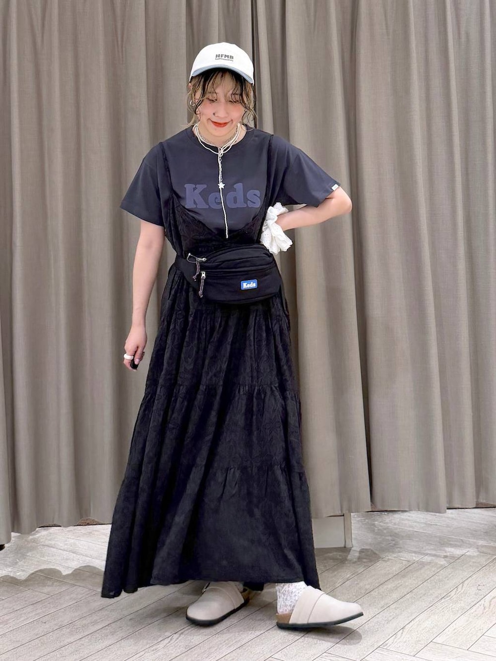 グレー系のTシャツ/カットソー、ブラック系のトートバッグ、ベージュ系のその他シューズを着用したレディースの夏コーディネートの2枚目の写真