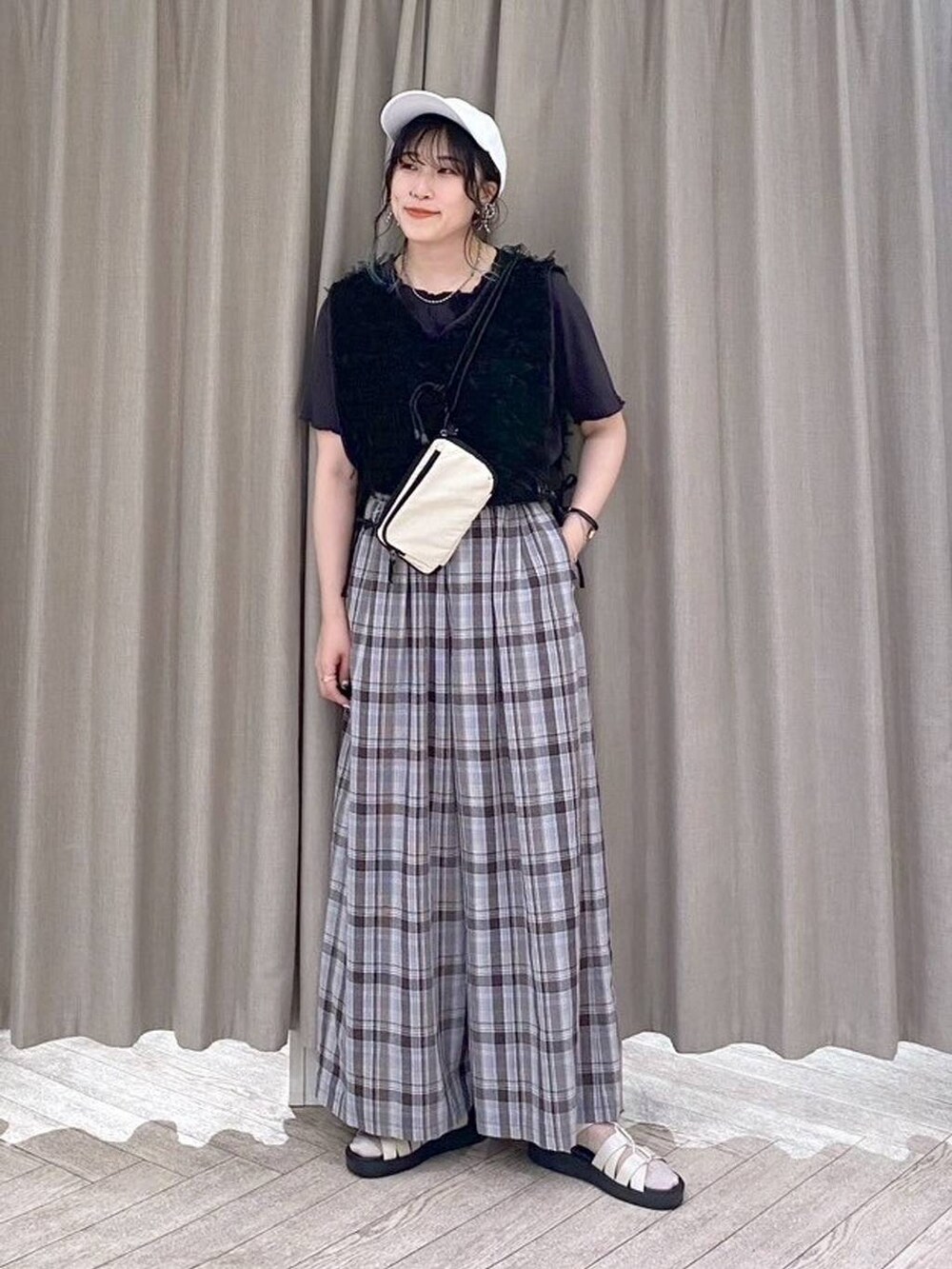 その他のその他パンツ、ホワイト系のサンダル、その他のTシャツ/カットソーを着用したレディースの夏コーディネートの2枚目の写真