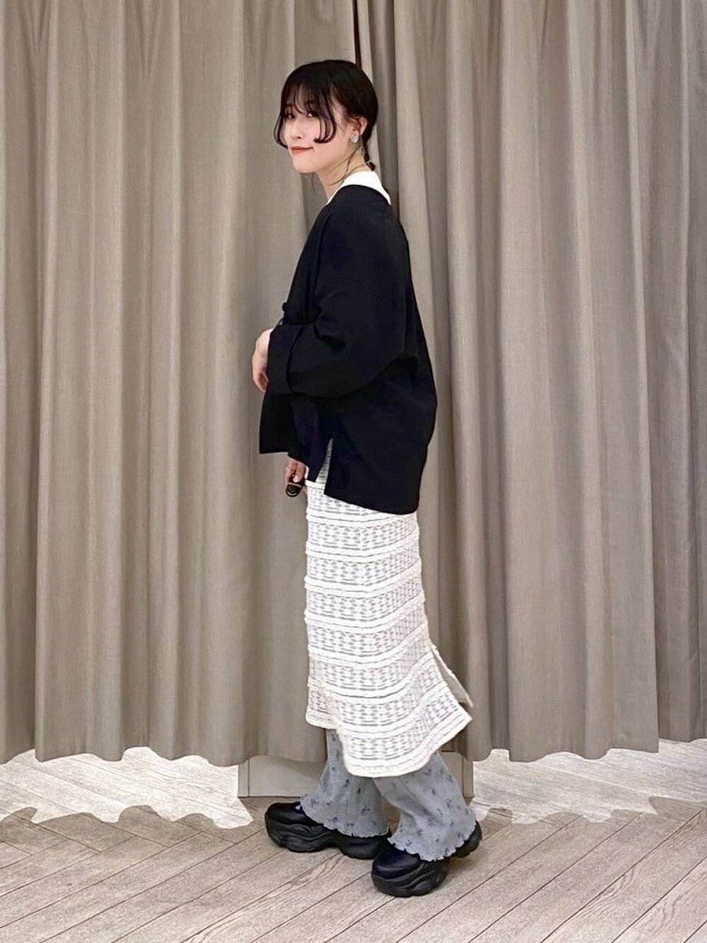 ブラック系のスニーカー、その他のTシャツ/カットソー、その他のその他パンツを着用したレディースの夏コーディネートの6枚目の写真