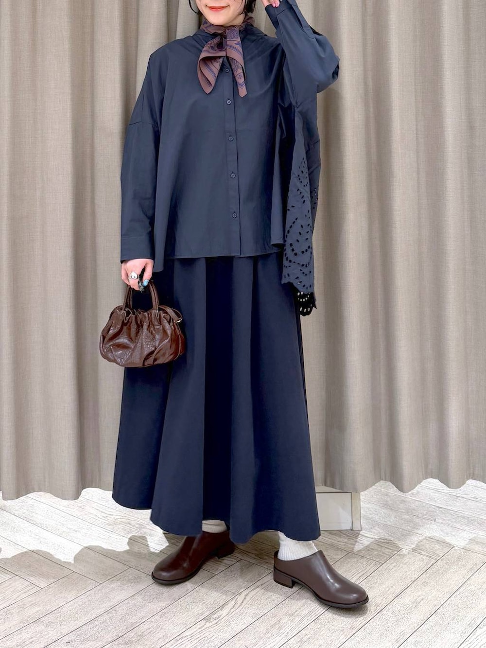 ブラック系のショルダーバッグ、ブルー系のシャツ/ブラウス、ブラウン系のその他シューズを着用したレディースの春コーディネートの7枚目の写真