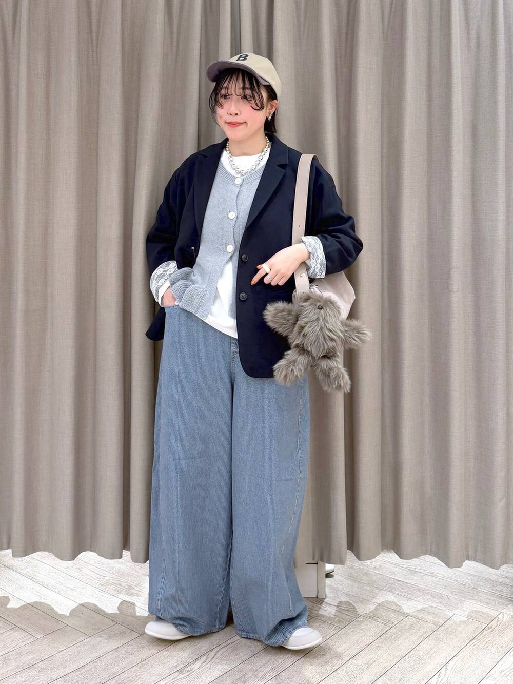 ブルー系のデニムパンツ、ブルー系のテーラードジャケット、グレー系のショルダーバッグを着用したレディースの春コーディネートの10枚目の写真