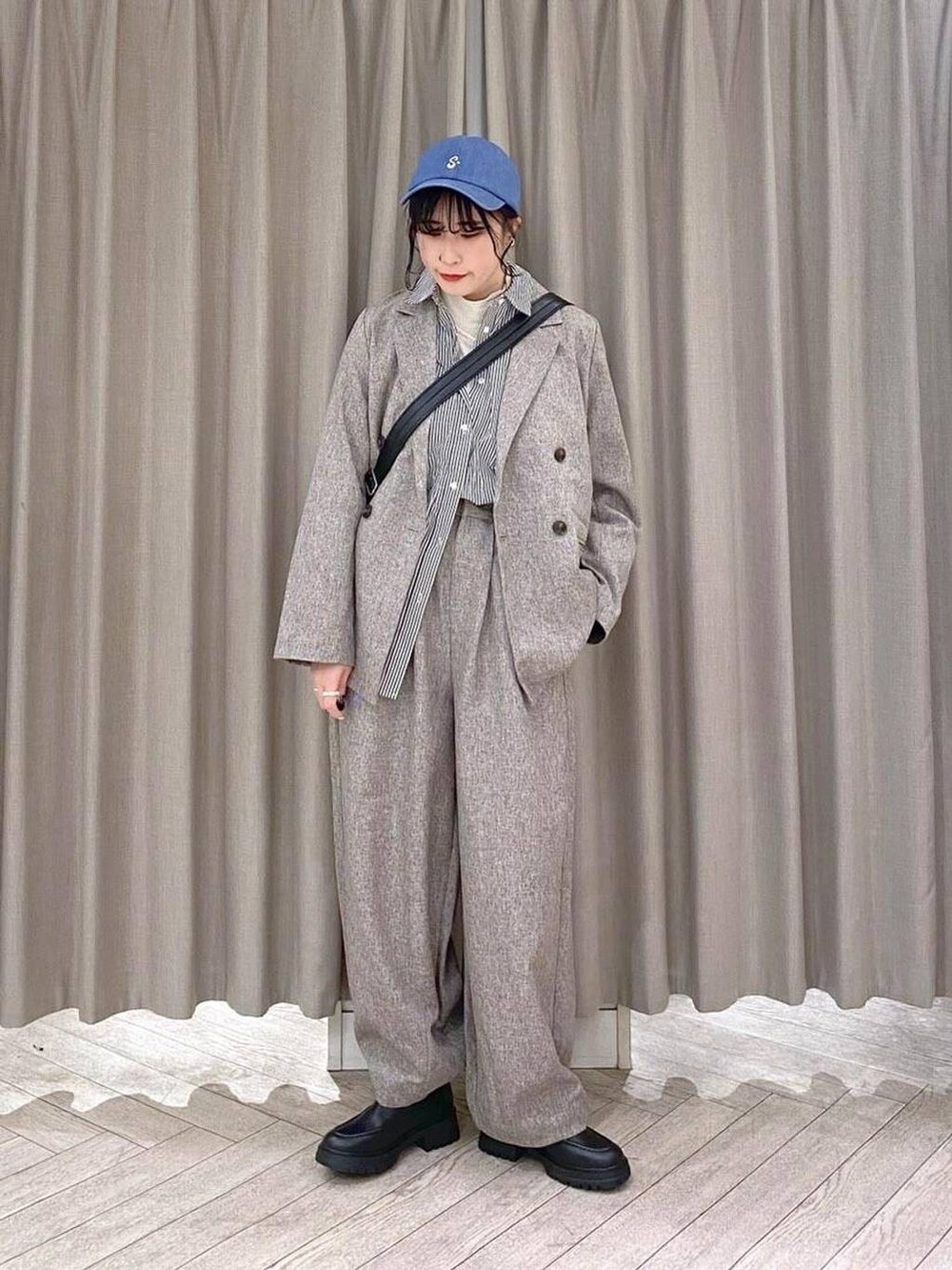 ブラック系のブーツ、ベージュ系のその他パンツ、ブラック系のシャツ/ブラウスを着用したレディースの冬コーディネートの10枚目の写真