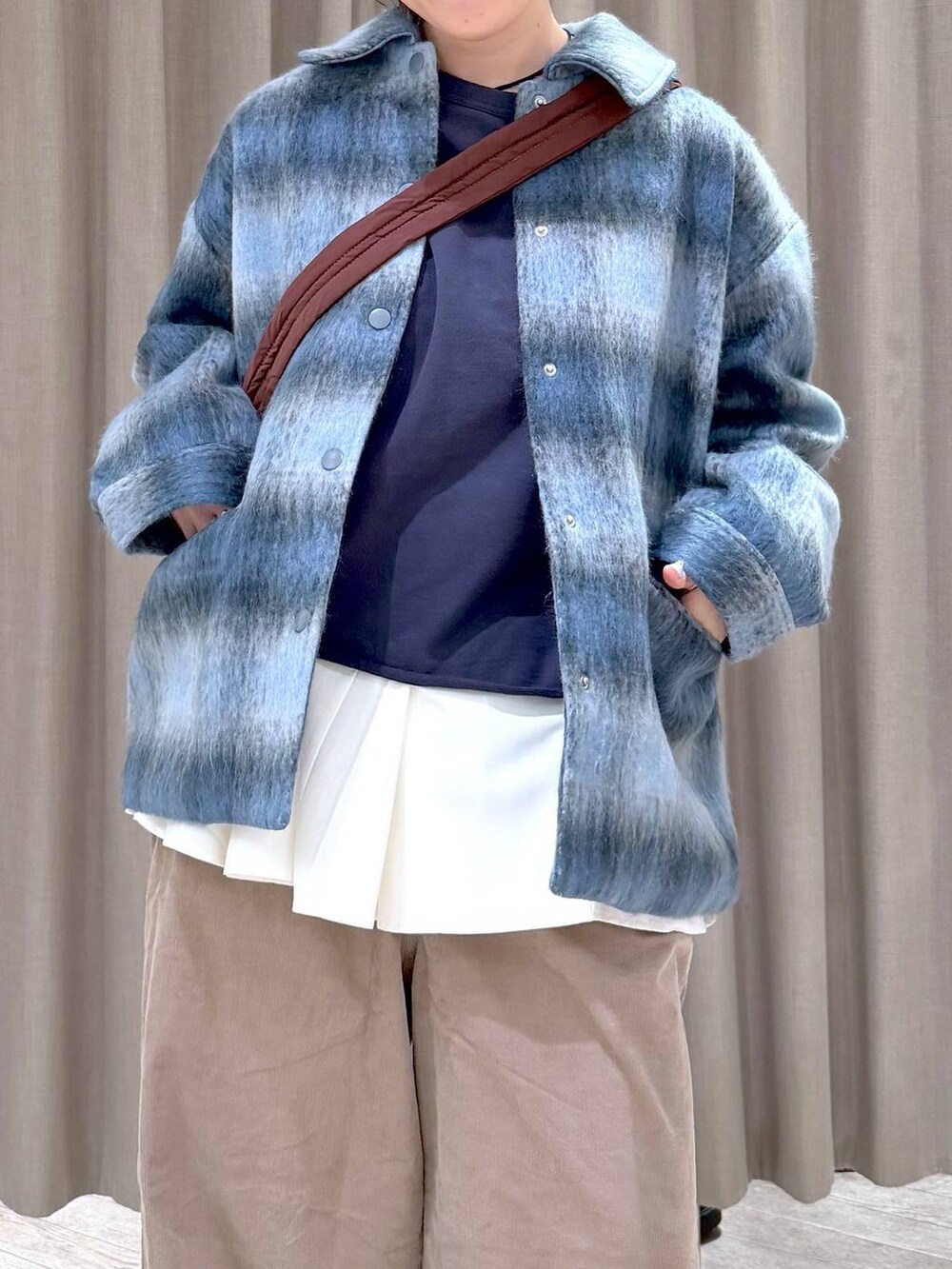 ブルー系のその他アウター、その他のサンダル、ブルー系のスウェットを着用したレディースの冬コーディネートの7枚目の写真