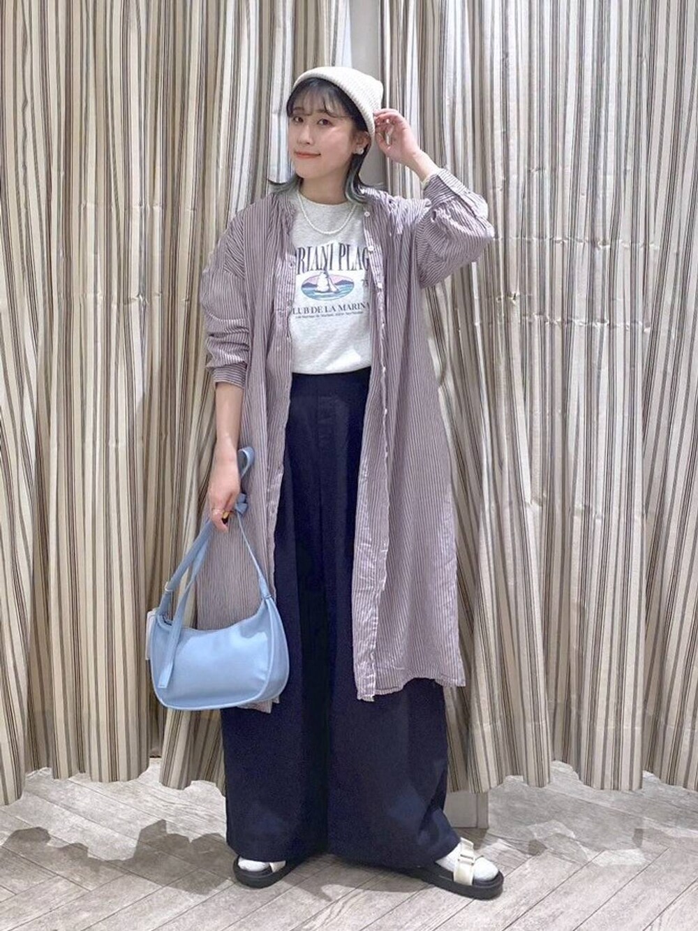 ベージュ系のサンダル、その他のTシャツ/カットソー、ブルー系のチノパンツを着用したレディースの春コーディネートの2枚目の写真