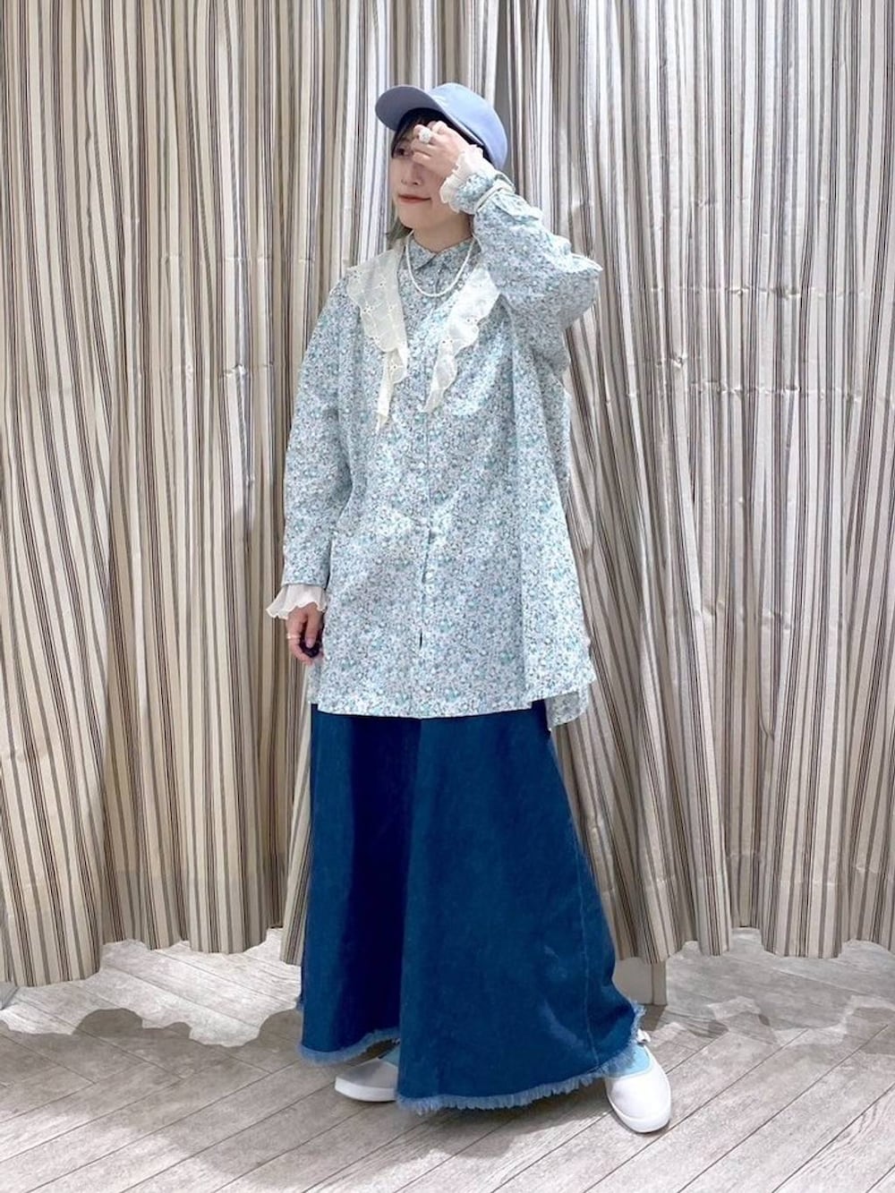 ブルー系のトートバッグ、ブルー系のスカート、グリーン系のシャツ/ブラウスを着用したレディースの冬コーディネートの3枚目の写真