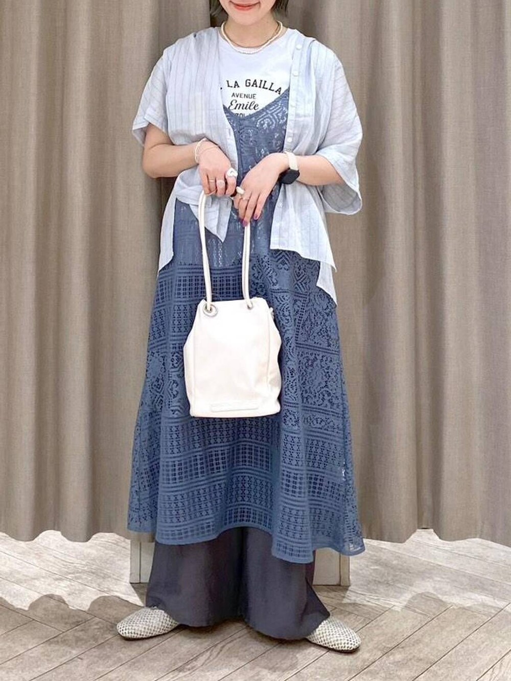 ブルー系のTシャツ/カットソー、ホワイト系のトートバッグ、グレー系のその他パンツを着用したレディースの夏コーディネートの6枚目の写真