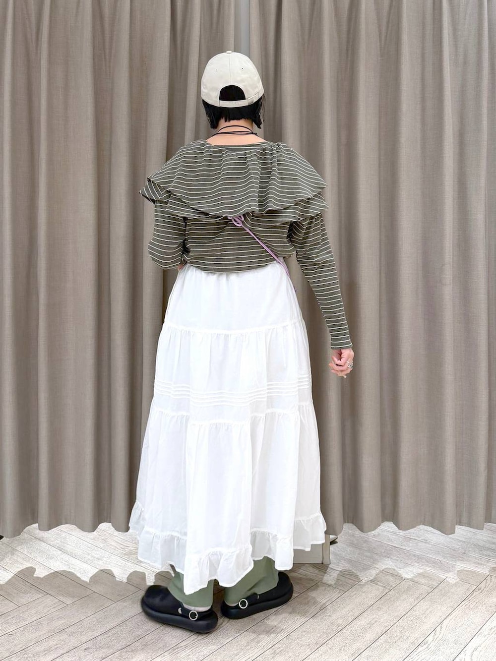 ブラック系のサンダル、グリーン系のその他パンツ、パープル系のショルダーバッグを着用したレディースの春コーディネートの5枚目の写真