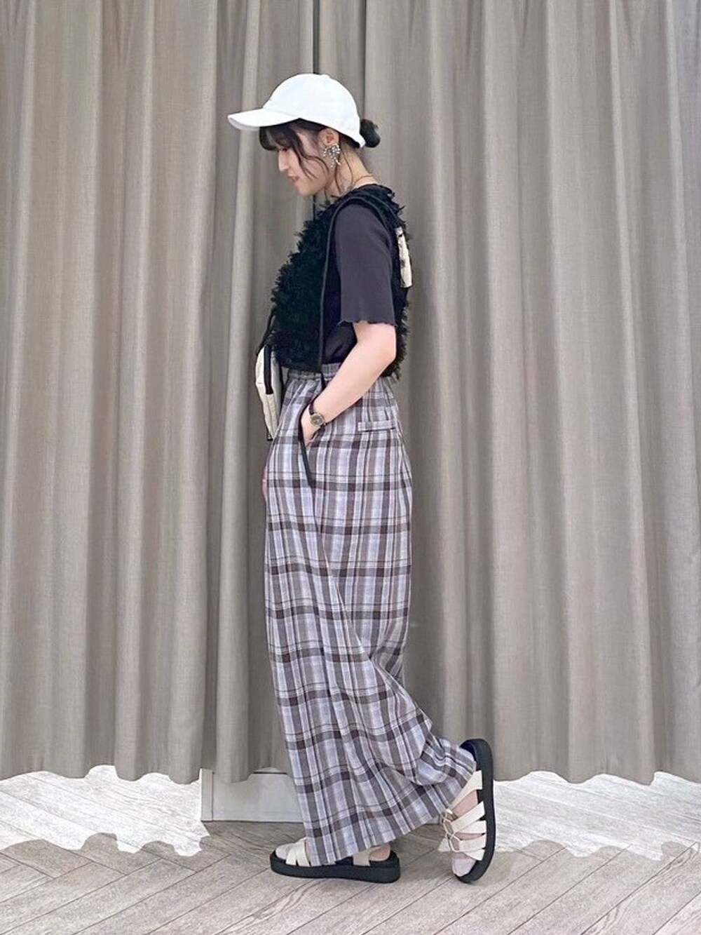 その他のその他パンツ、ホワイト系のサンダル、その他のTシャツ/カットソーを着用したレディースの夏コーディネートの4枚目の写真