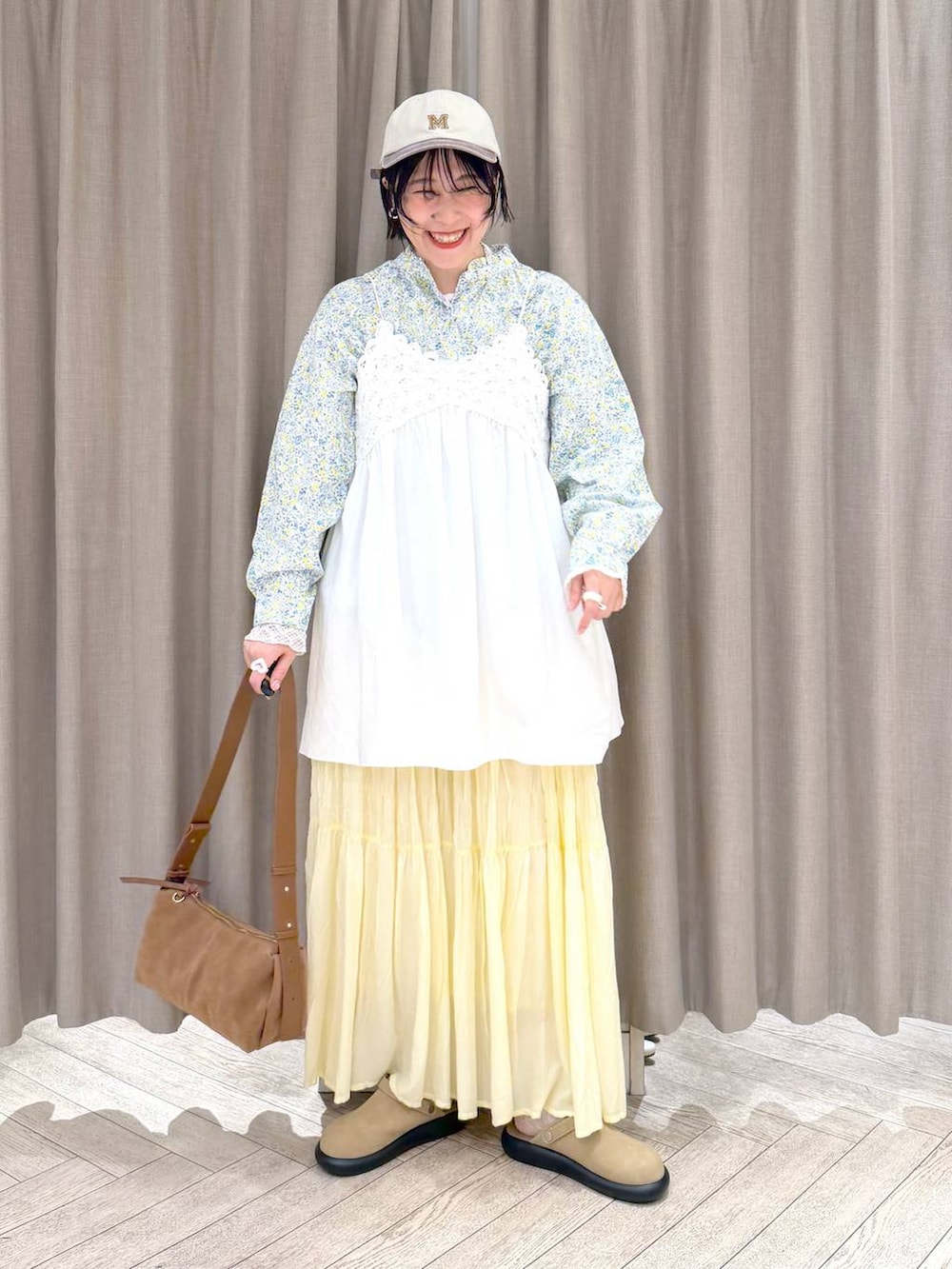 ベージュ系のサンダル、イエロー系のスカート、その他のシャツ/ブラウスを着用したレディースの春コーディネートの2枚目の写真