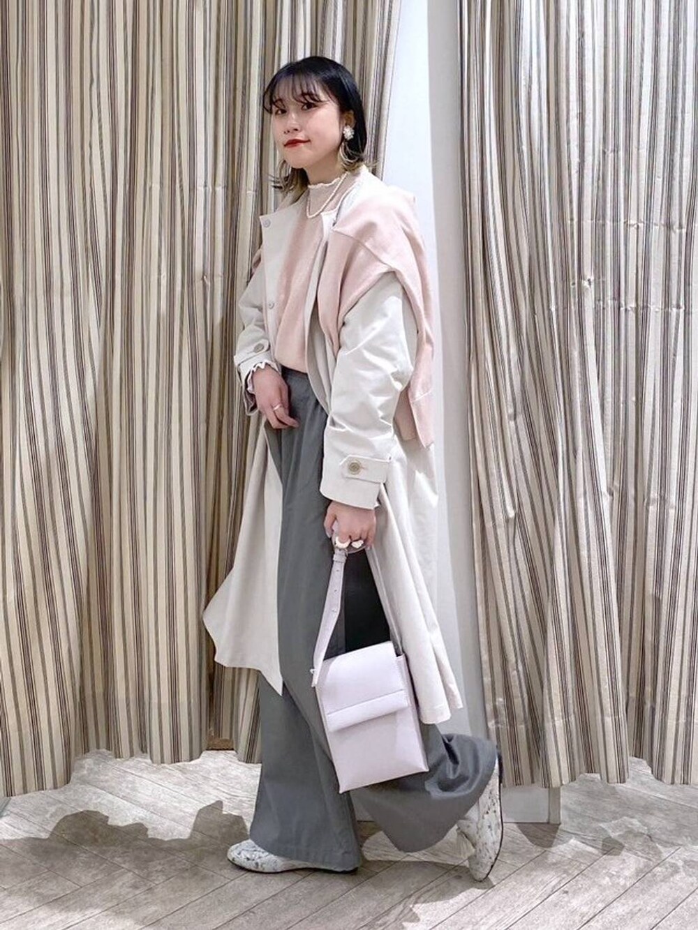 ホワイト系のシャツ/ブラウス、ピンク系のニット/セーター、ピンク系のカーディガン/ボレロを着用したレディースの春コーディネートの8枚目の写真