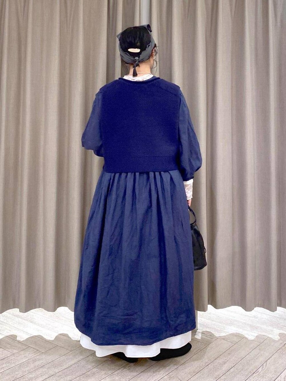 ブラック系のバレエシューズ、ブラック系のショルダーバッグ、ホワイト系のTシャツ/カットソーを着用したレディースの秋コーディネートの5枚目の写真