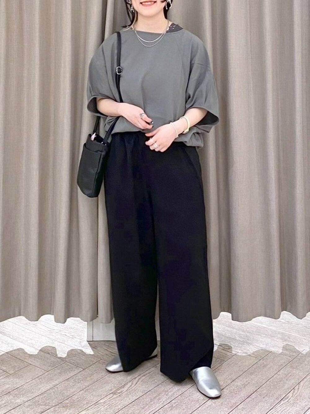 ブラック系のその他パンツ、その他のシャツ/ブラウス、その他のタンクトップを着用したレディースの夏コーディネートの8枚目の写真