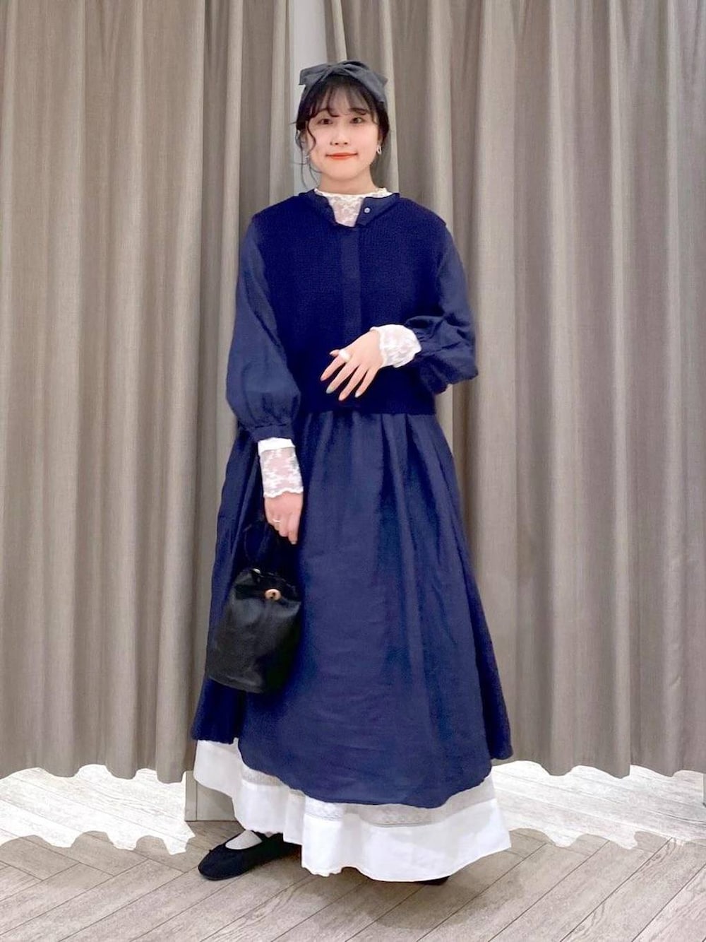 ブラック系のバレエシューズ、ブラック系のショルダーバッグ、ホワイト系のTシャツ/カットソーを着用したレディースの秋コーディネートの2枚目の写真