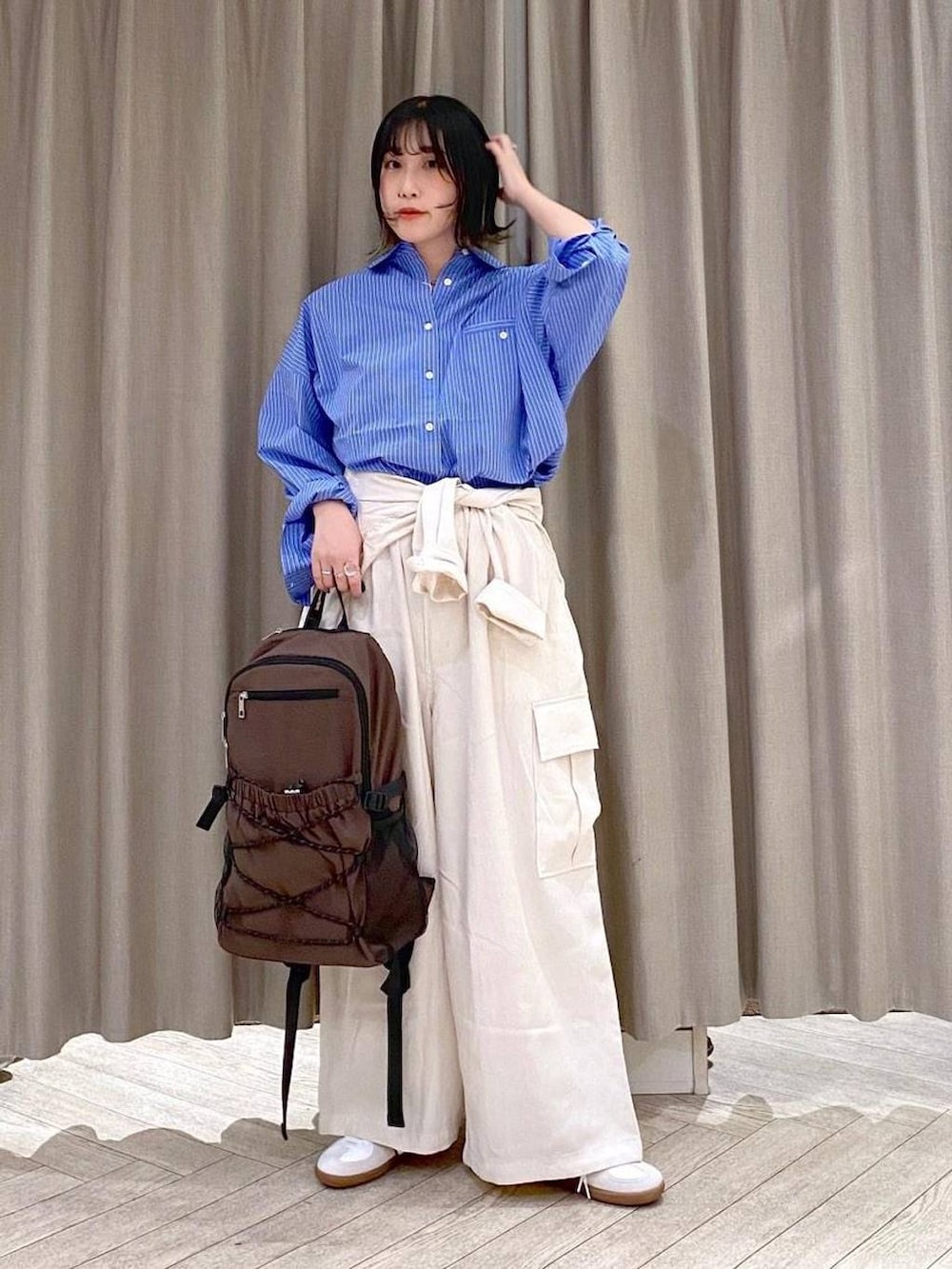 ホワイト系のスニーカー、ベージュ系のその他パンツ、ベージュ系のシャツ/ブラウスを着用したレディースの秋コーディネートの2枚目の写真