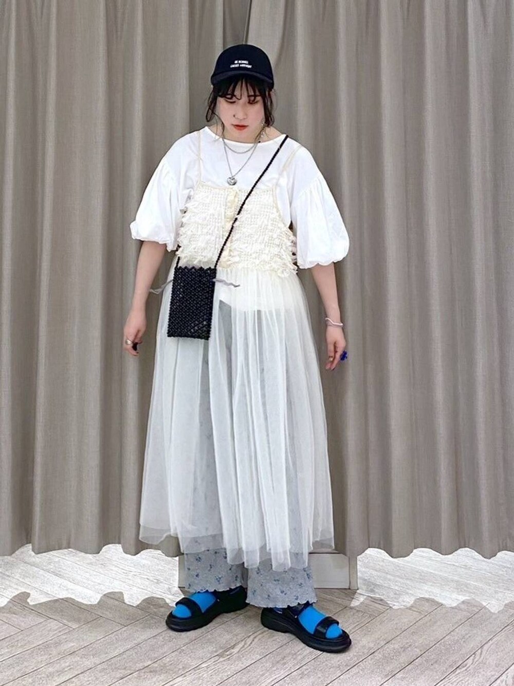 ブラック系のサンダル、その他のその他パンツ、ホワイト系のTシャツ/カットソーを着用したレディースの夏コーディネートの2枚目の写真