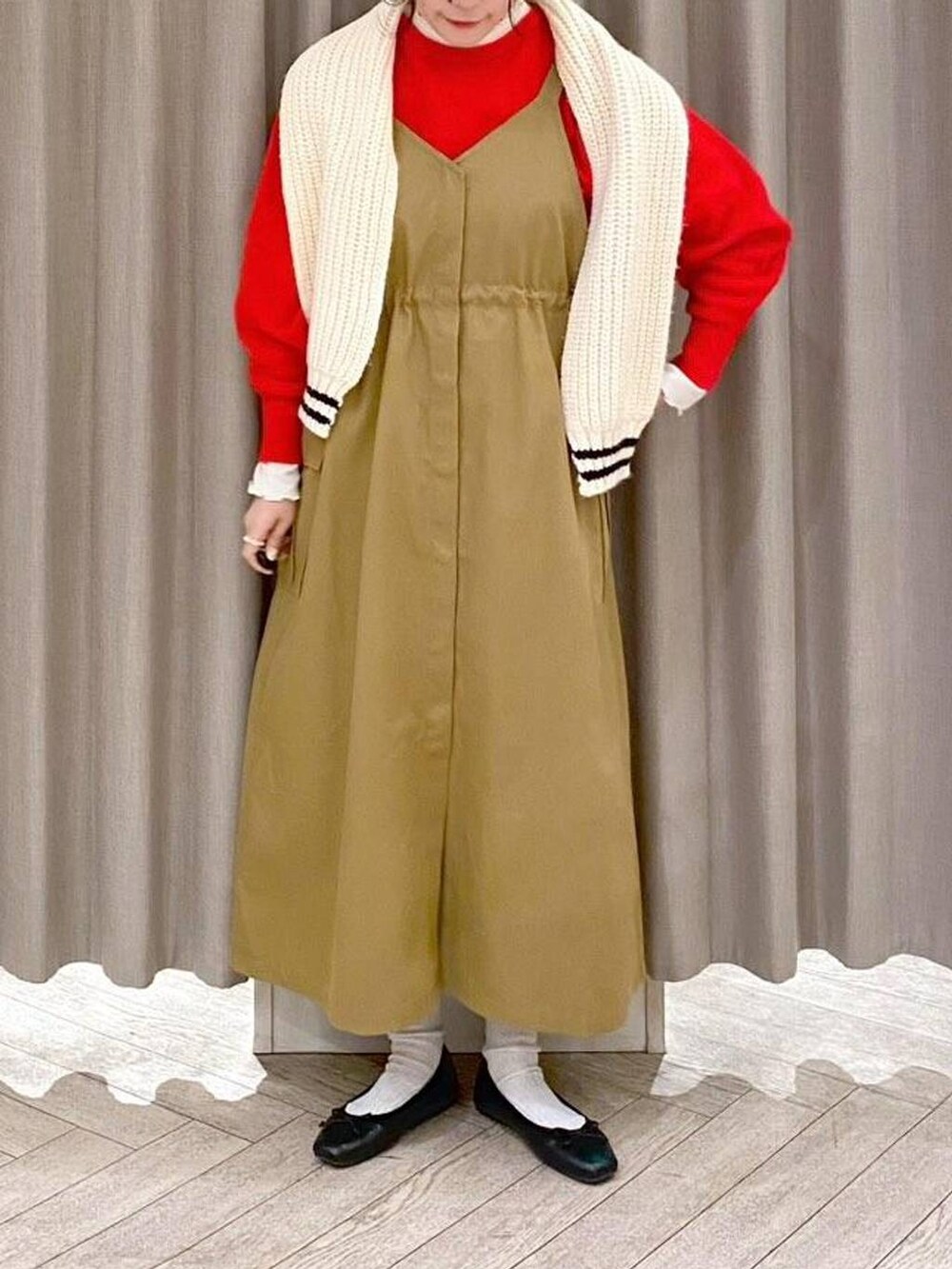 ホワイト系のTシャツ/カットソー、ブラウン系のブルゾン、レッド系のニット/セーターを着用したレディースの冬コーディネートの8枚目の写真