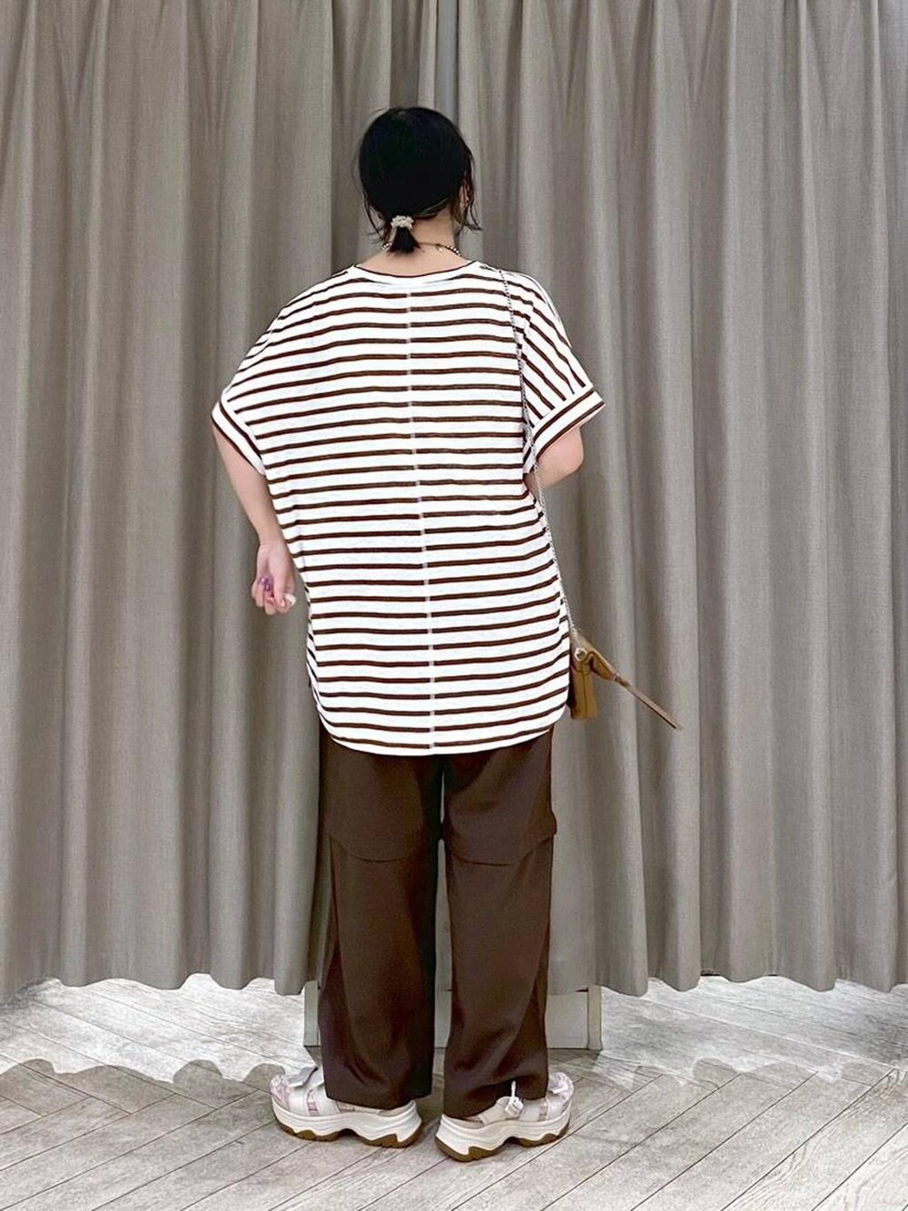 ブラウン系のテーラードジャケット、ブラウン系のその他パンツ、その他のTシャツ/カットソーを着用したレディースの夏コーディネートの5枚目の写真