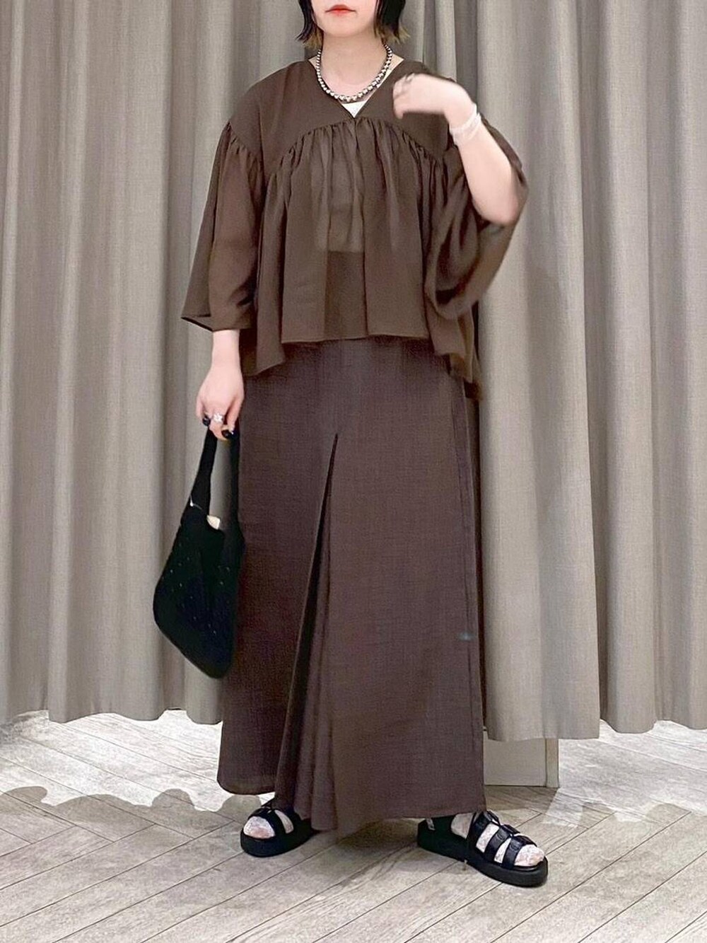 ブラウン系のその他パンツ、ブラウン系のシャツ/ブラウス、ブラック系のトートバッグを着用したレディースの夏コーディネートの6枚目の写真