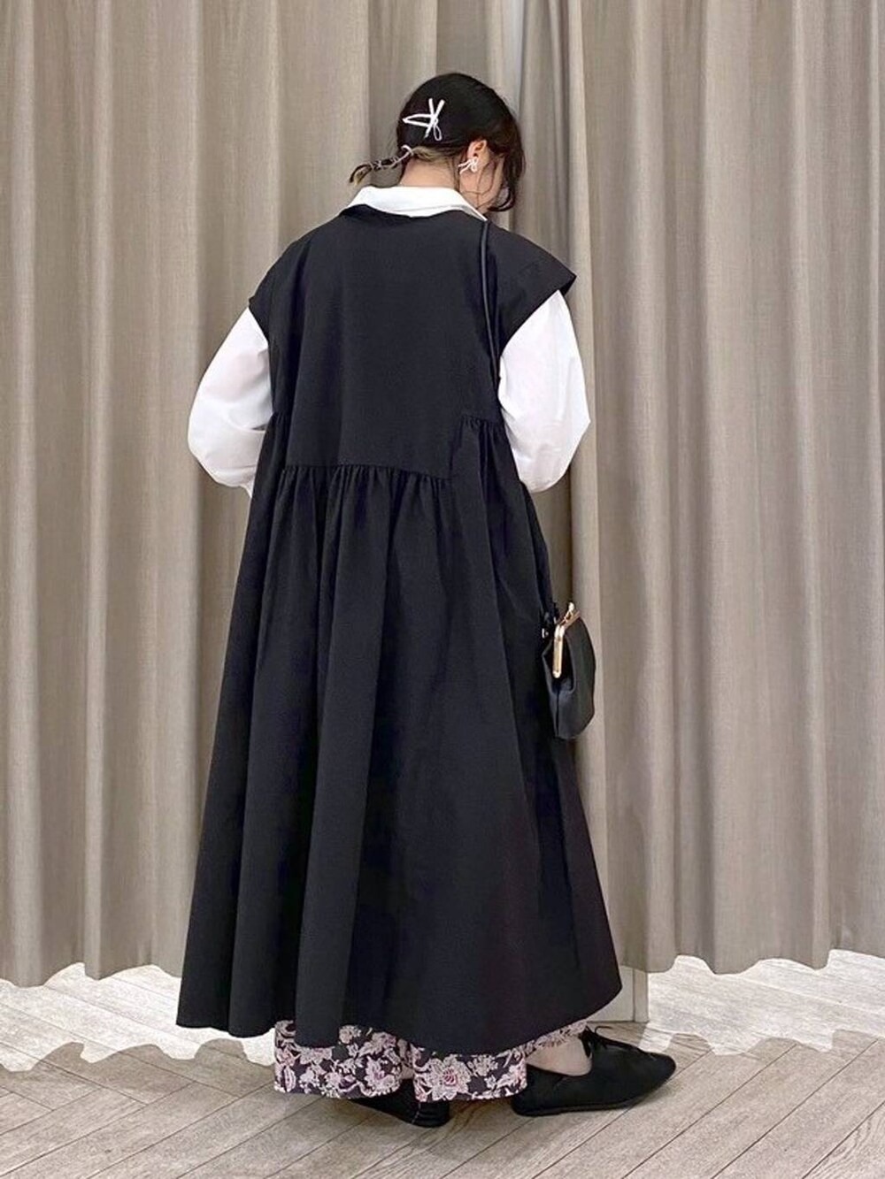 ブラック系のショルダーバッグ、レッド系のその他パンツ、ホワイト系のシャツ/ブラウスを着用したレディースの夏コーディネートの4枚目の写真