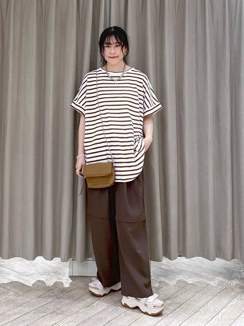 ブラウン系のテーラードジャケット、ブラウン系のその他パンツ、その他のTシャツ/カットソーを着用したレディースの夏コーディネートの9枚目の写真