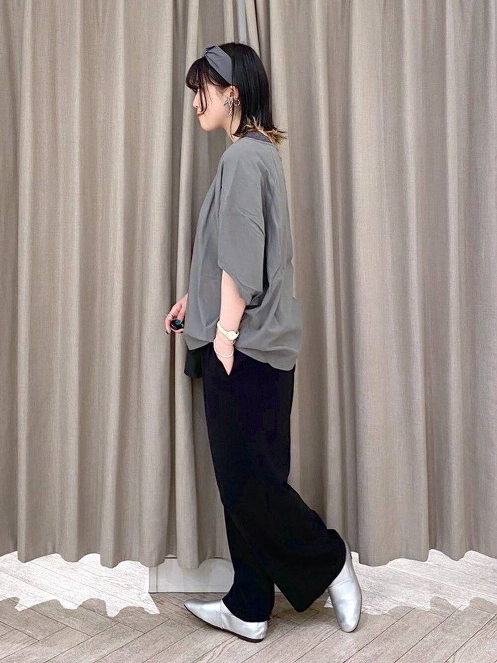 ブラック系のその他パンツ、その他のシャツ/ブラウス、その他のタンクトップを着用したレディースの夏コーディネートの3枚目の写真