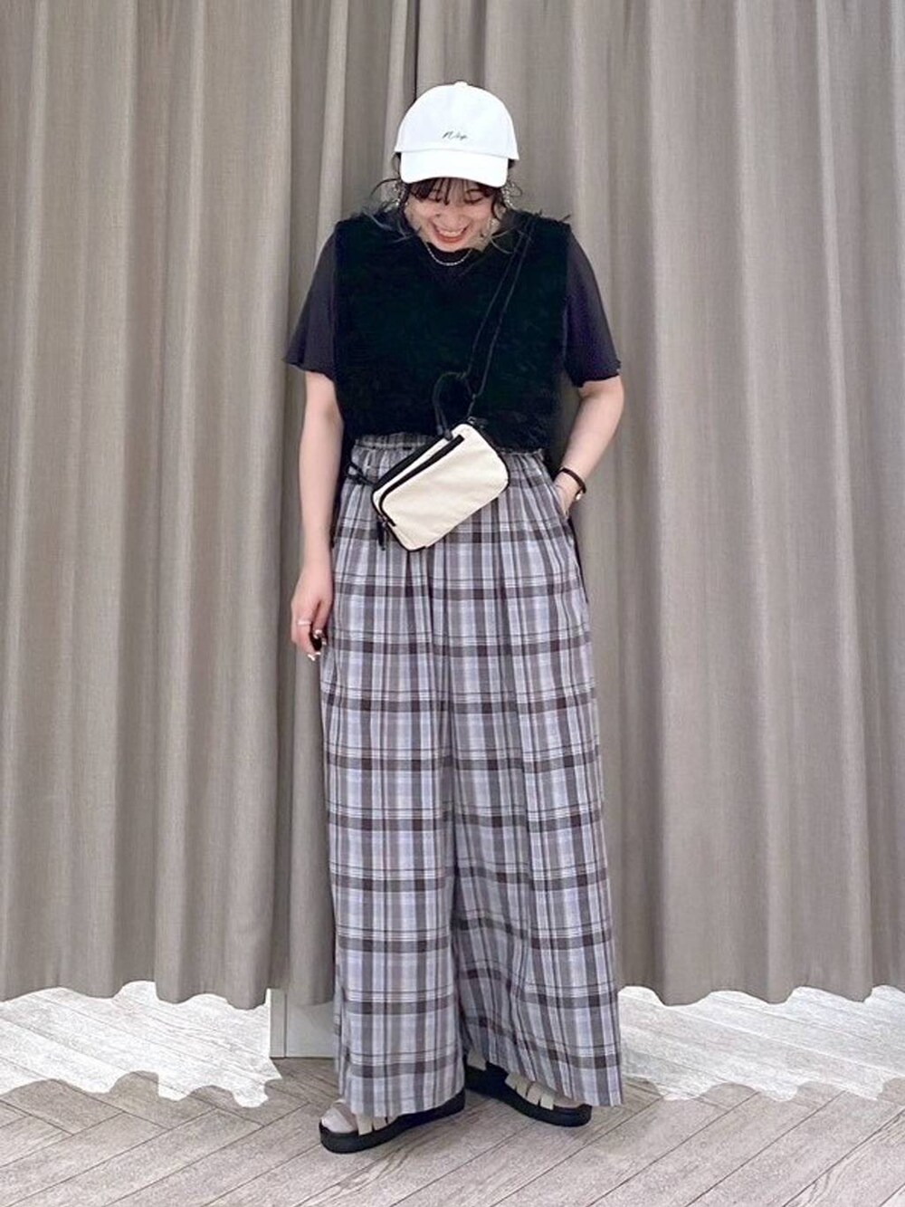 その他のその他パンツ、ホワイト系のサンダル、その他のTシャツ/カットソーを着用したレディースの夏コーディネートの9枚目の写真