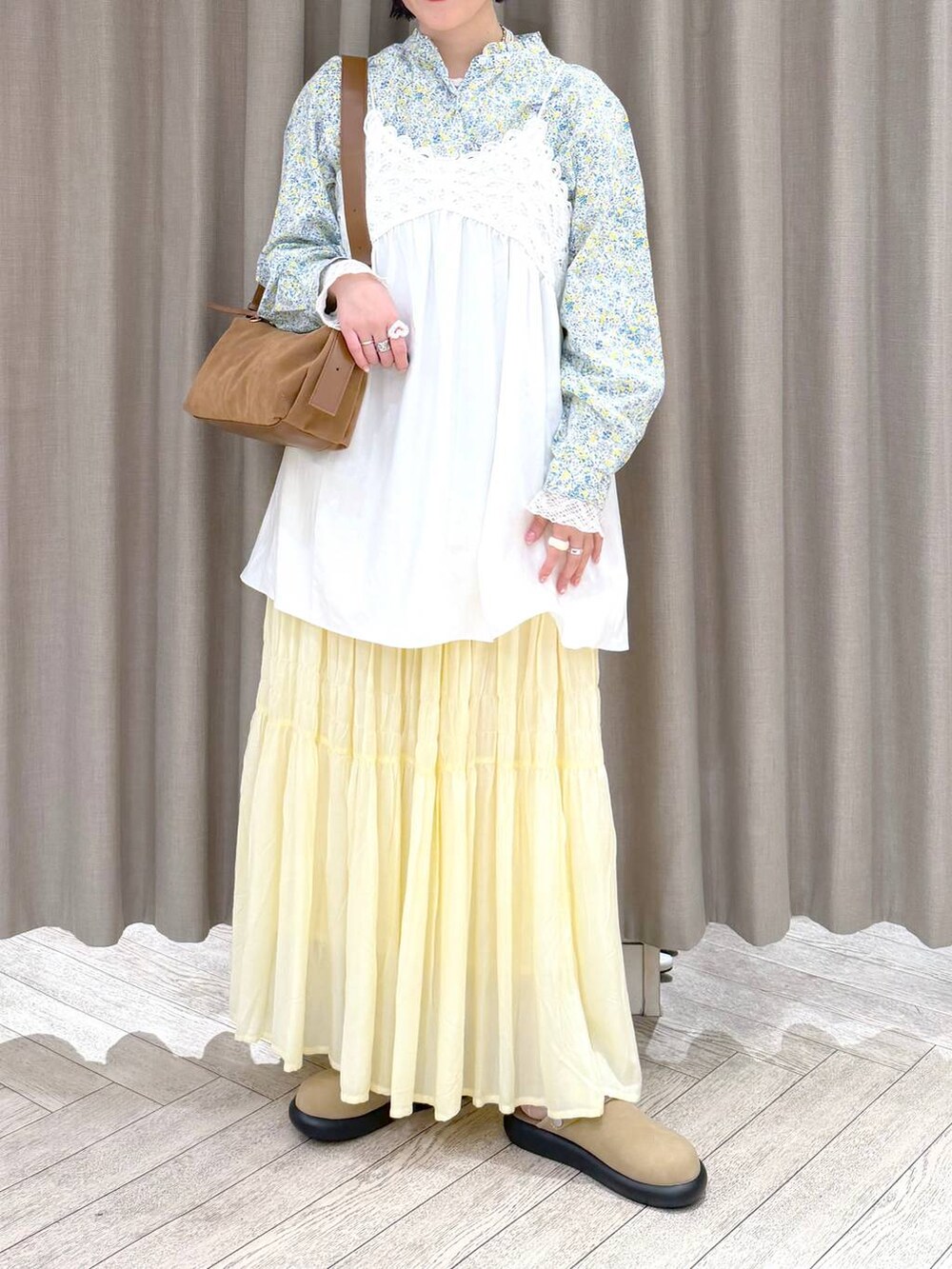 ベージュ系のサンダル、イエロー系のスカート、その他のシャツ/ブラウスを着用したレディースの春コーディネートの7枚目の写真