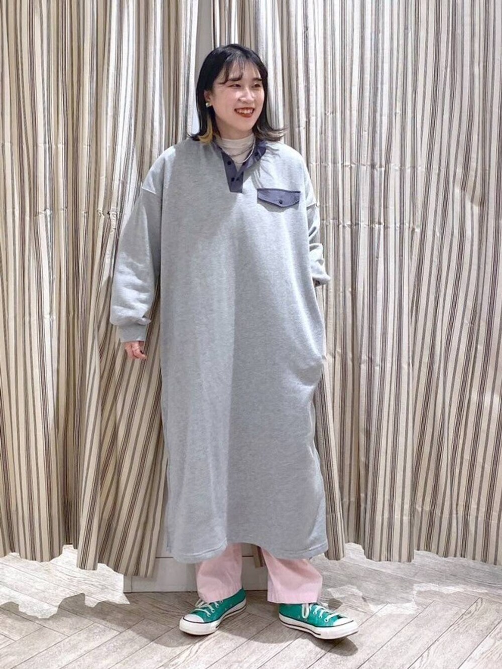 グレー系のワンピース、グリーン系のスニーカーを着用したレディースの春コーディネートの5枚目の写真