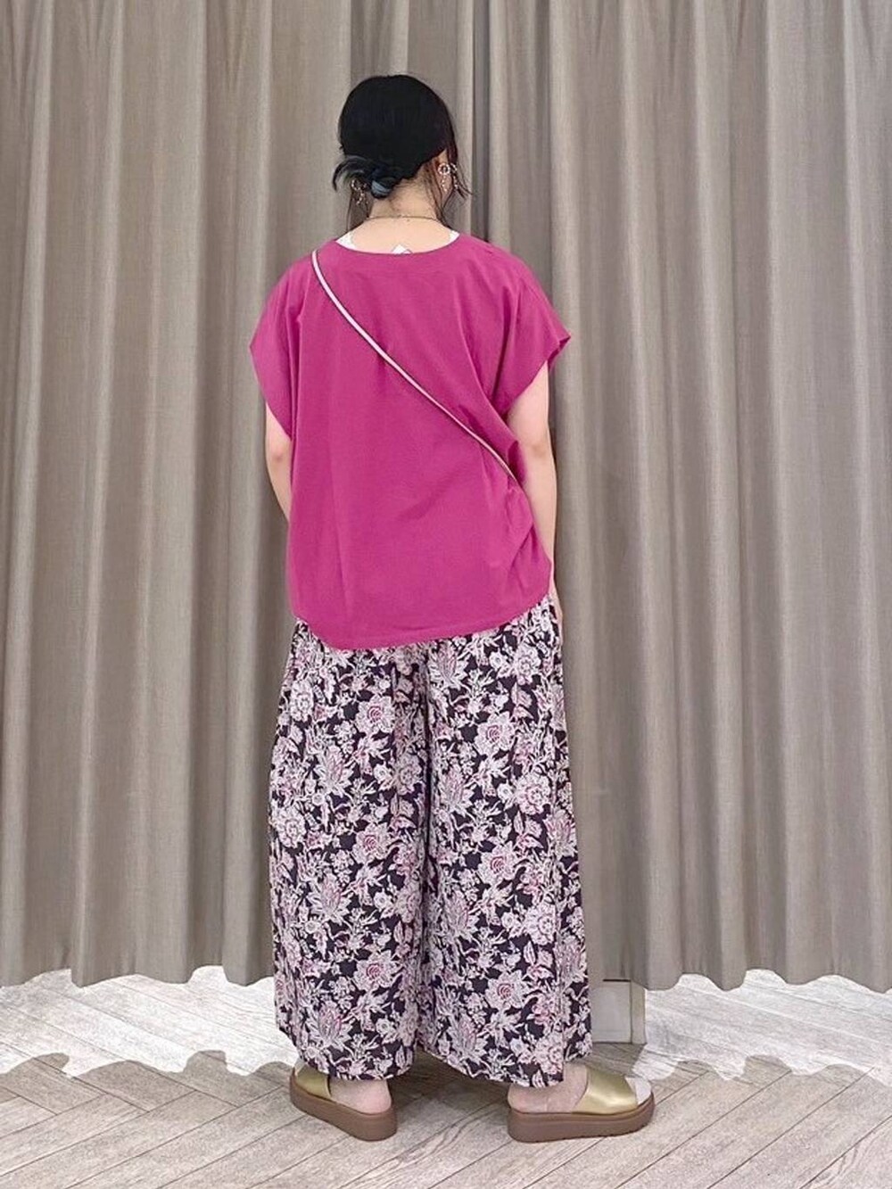 ベージュ系のタンクトップ、レッド系のその他パンツ、その他のサンダルを着用したレディースの夏コーディネートの5枚目の写真