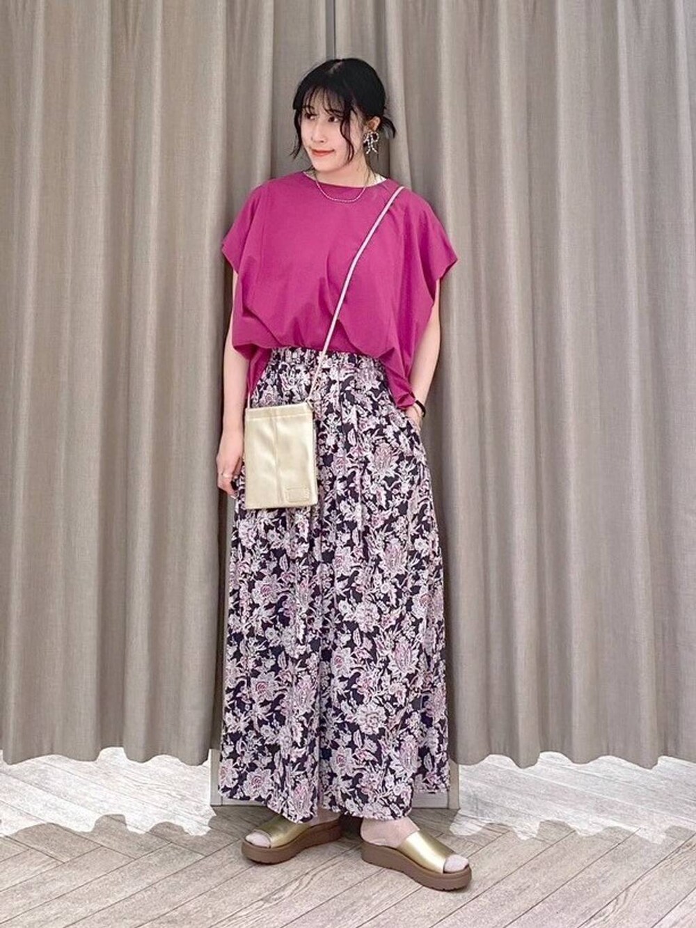 ベージュ系のタンクトップ、レッド系のその他パンツ、その他のサンダルを着用したレディースの夏コーディネートの10枚目の写真