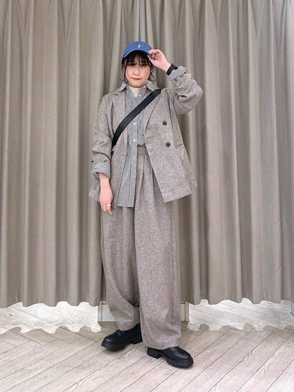 ブラック系のブーツ、ベージュ系のその他パンツ、ブラック系のシャツ/ブラウスを着用したレディースの冬コーディネートの9枚目の写真