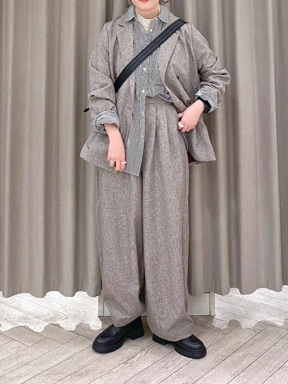 ブラック系のブーツ、ベージュ系のその他パンツ、ブラック系のシャツ/ブラウスを着用したレディースの冬コーディネートの7枚目の写真