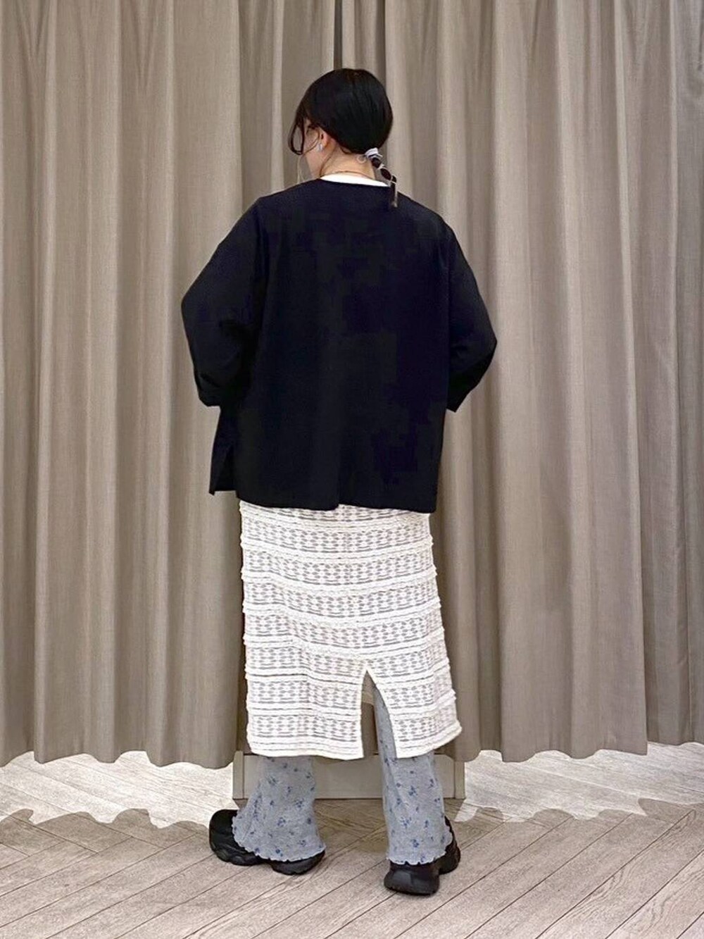 ブラック系のスニーカー、その他のTシャツ/カットソー、その他のその他パンツを着用したレディースの夏コーディネートの7枚目の写真