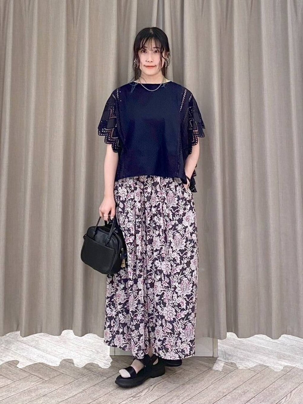 ブラック系のショルダーバッグ、ベージュ系のタンクトップ、レッド系のその他パンツを着用したレディースの夏コーディネートの8枚目の写真