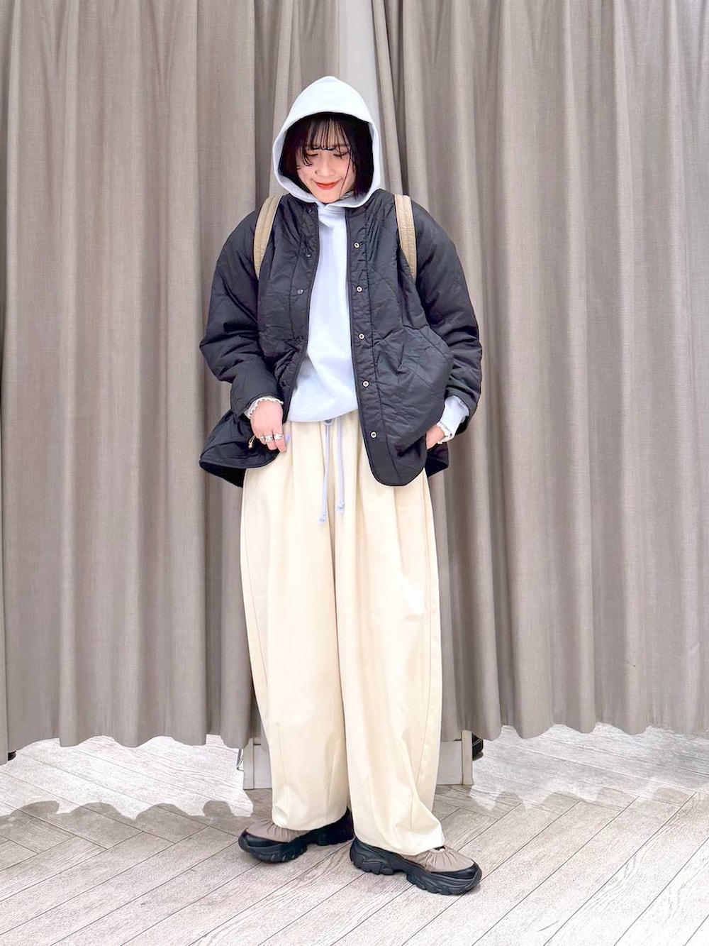 その他のブルゾン、ホワイト系のTシャツ/カットソー、ベージュ系のその他パンツを着用したレディースの冬コーディネートの2枚目の写真