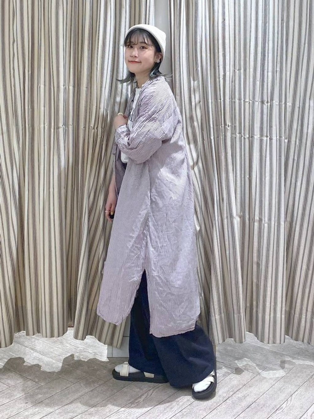 ベージュ系のサンダル、その他のTシャツ/カットソー、ブルー系のチノパンツを着用したレディースの春コーディネートの9枚目の写真