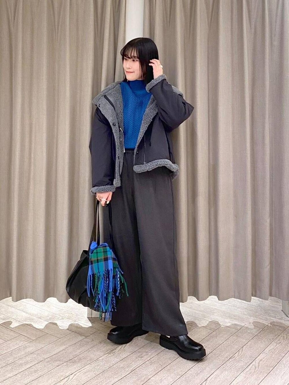 その他のその他パンツ、ブラック系のブーツ、ブラック系のブルゾンを着用したレディースの冬コーディネートの2枚目の写真