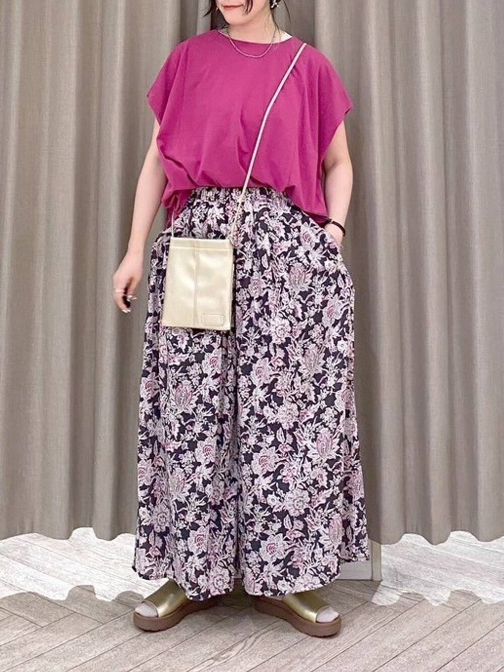 ベージュ系のタンクトップ、レッド系のその他パンツ、その他のサンダルを着用したレディースの夏コーディネートの7枚目の写真