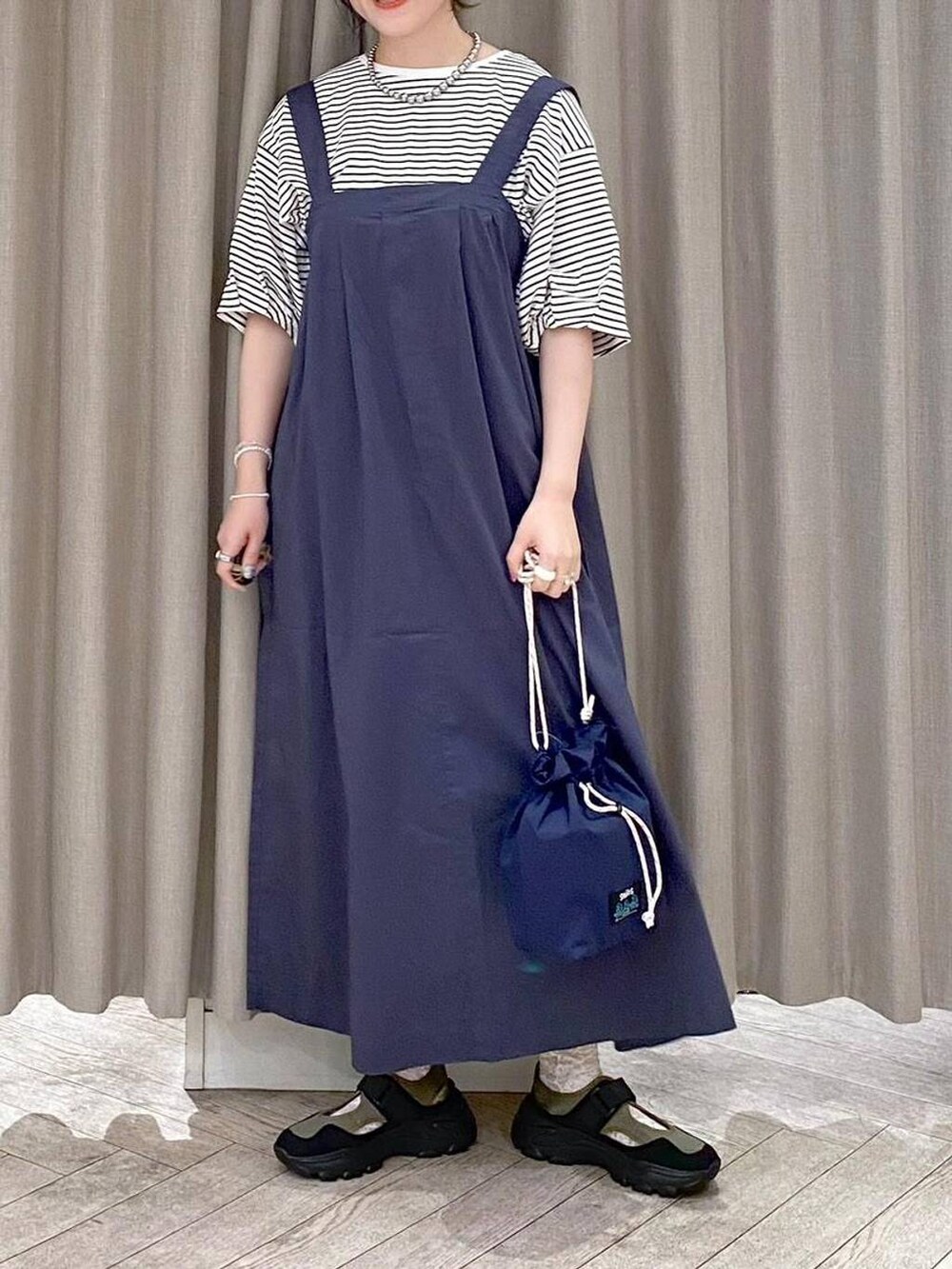 ブルー系のジャンパースカート、その他のTシャツ/カットソー、ブルー系のトートバッグを着用したレディースの夏コーディネートの7枚目の写真