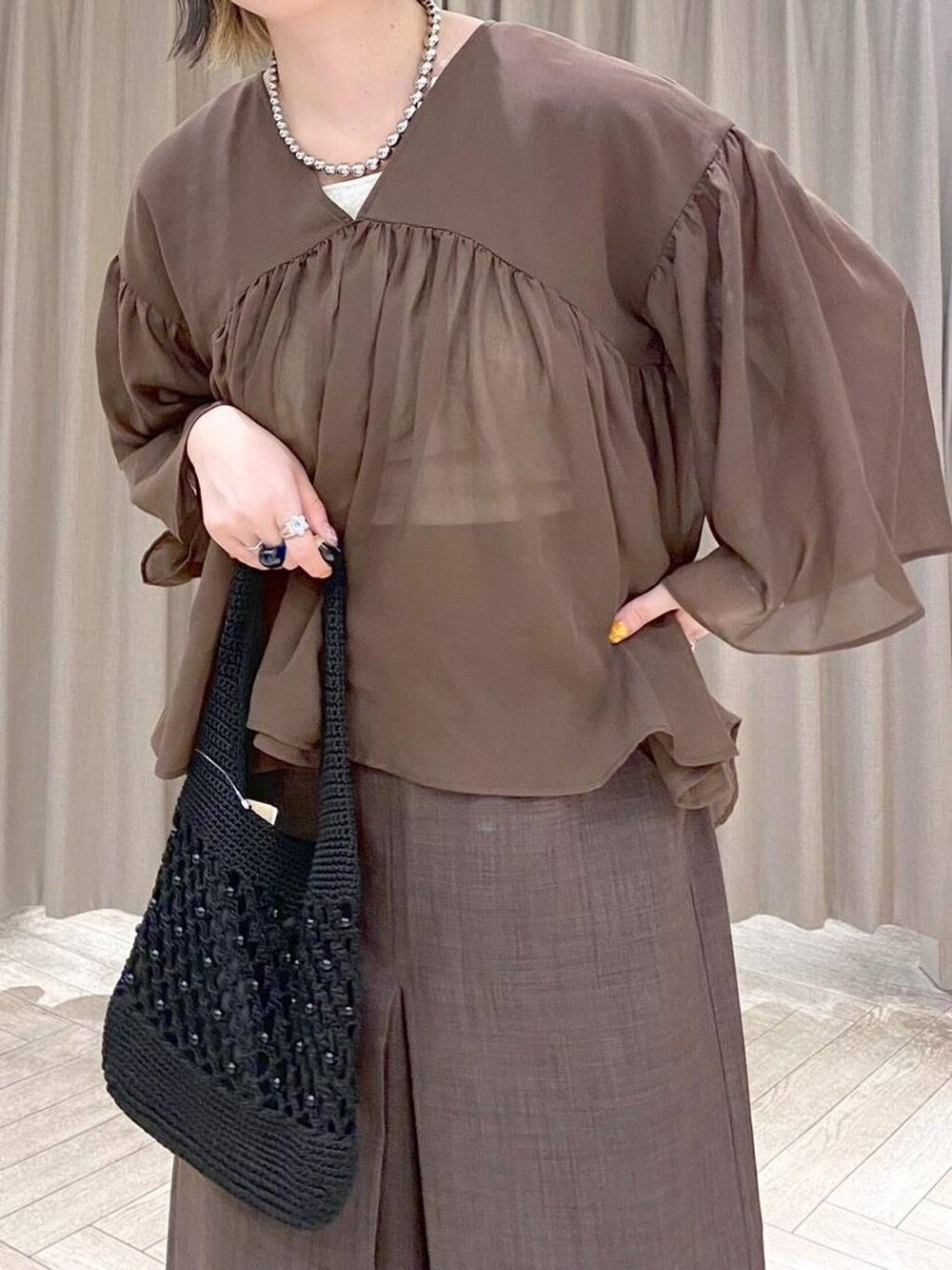ブラウン系のその他パンツ、ブラウン系のシャツ/ブラウス、ブラック系のトートバッグを着用したレディースの夏コーディネートの5枚目の写真