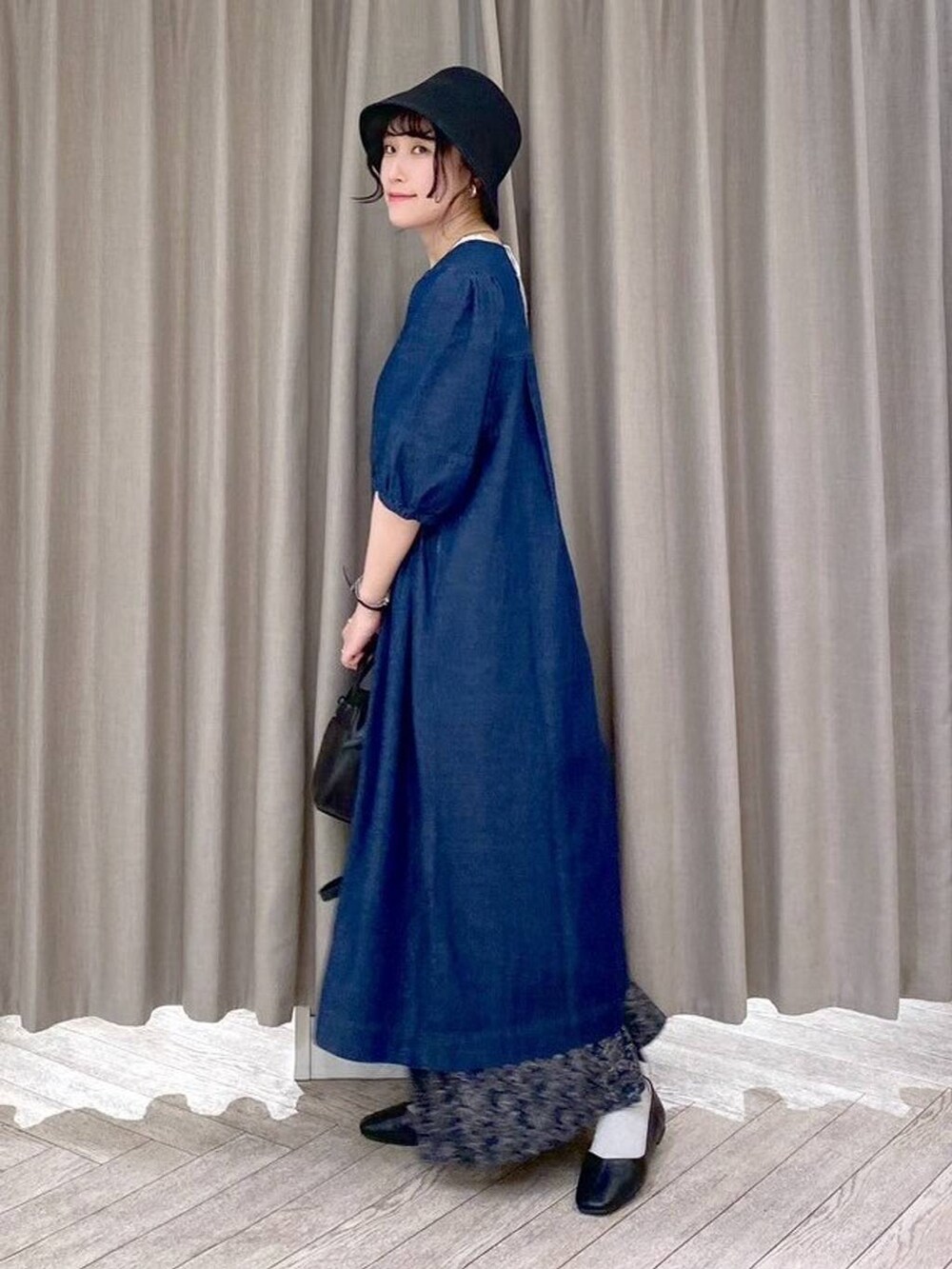 ブラック系のショルダーバッグ、ホワイト系のタンクトップ、ブルー系のワンピースを着用したレディースの夏コーディネートの4枚目の写真