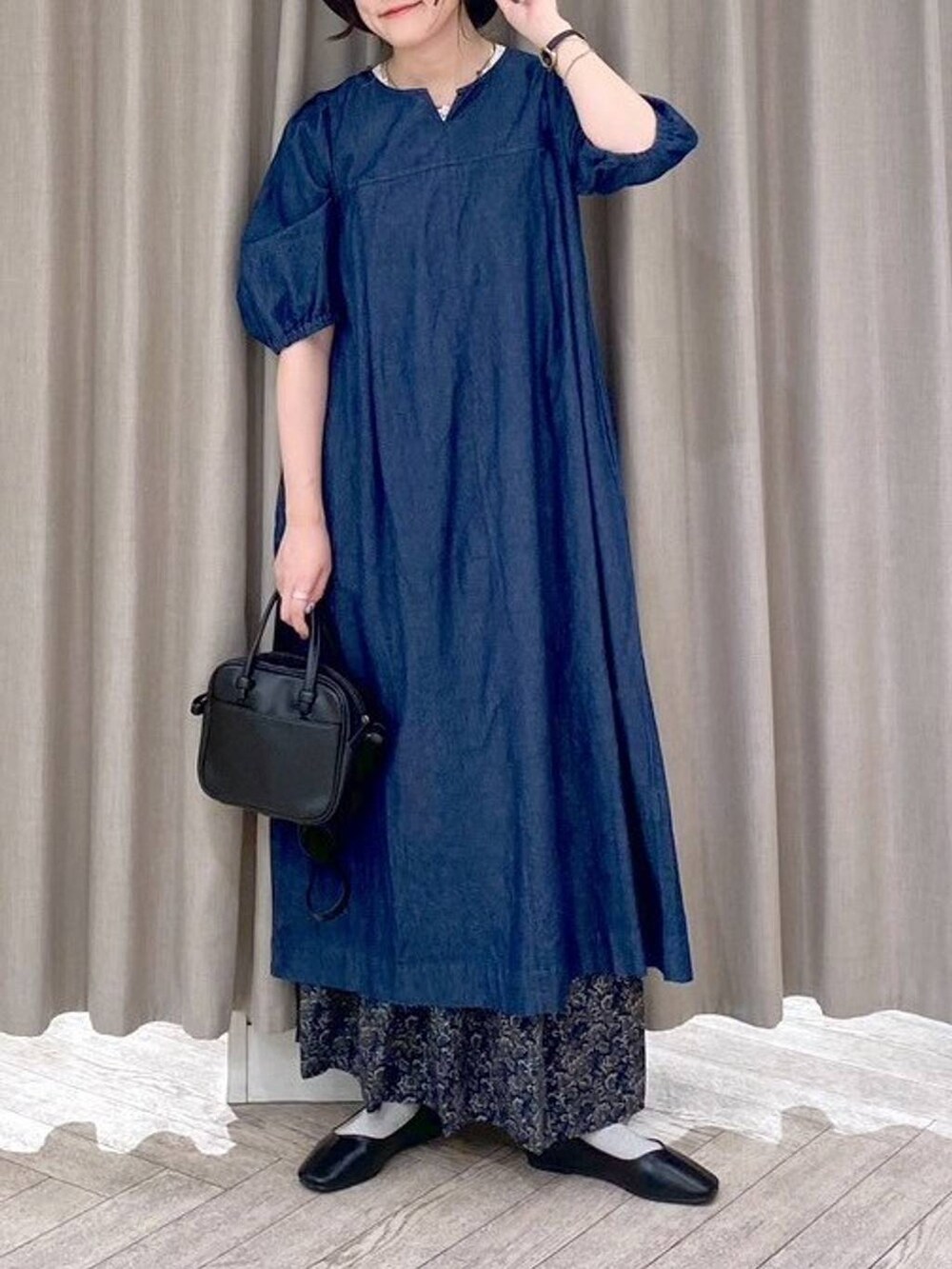 ブラック系のショルダーバッグ、ホワイト系のタンクトップ、ブルー系のワンピースを着用したレディースの夏コーディネートの8枚目の写真