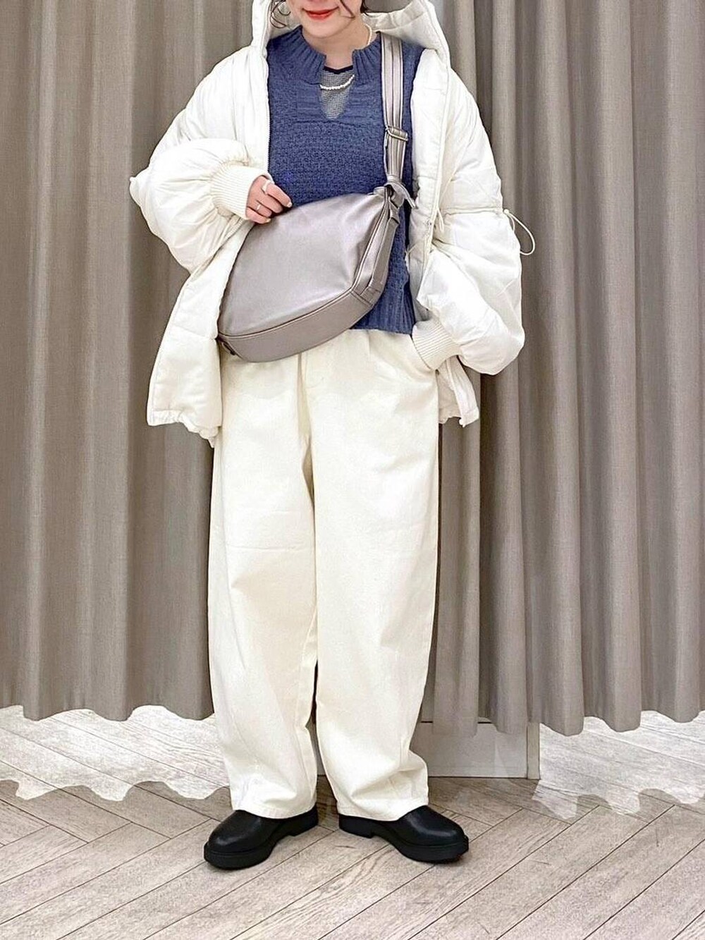 その他のTシャツ/カットソー、ホワイト系のその他パンツ、ブラック系のブーツを着用したレディースの冬コーディネートの9枚目の写真