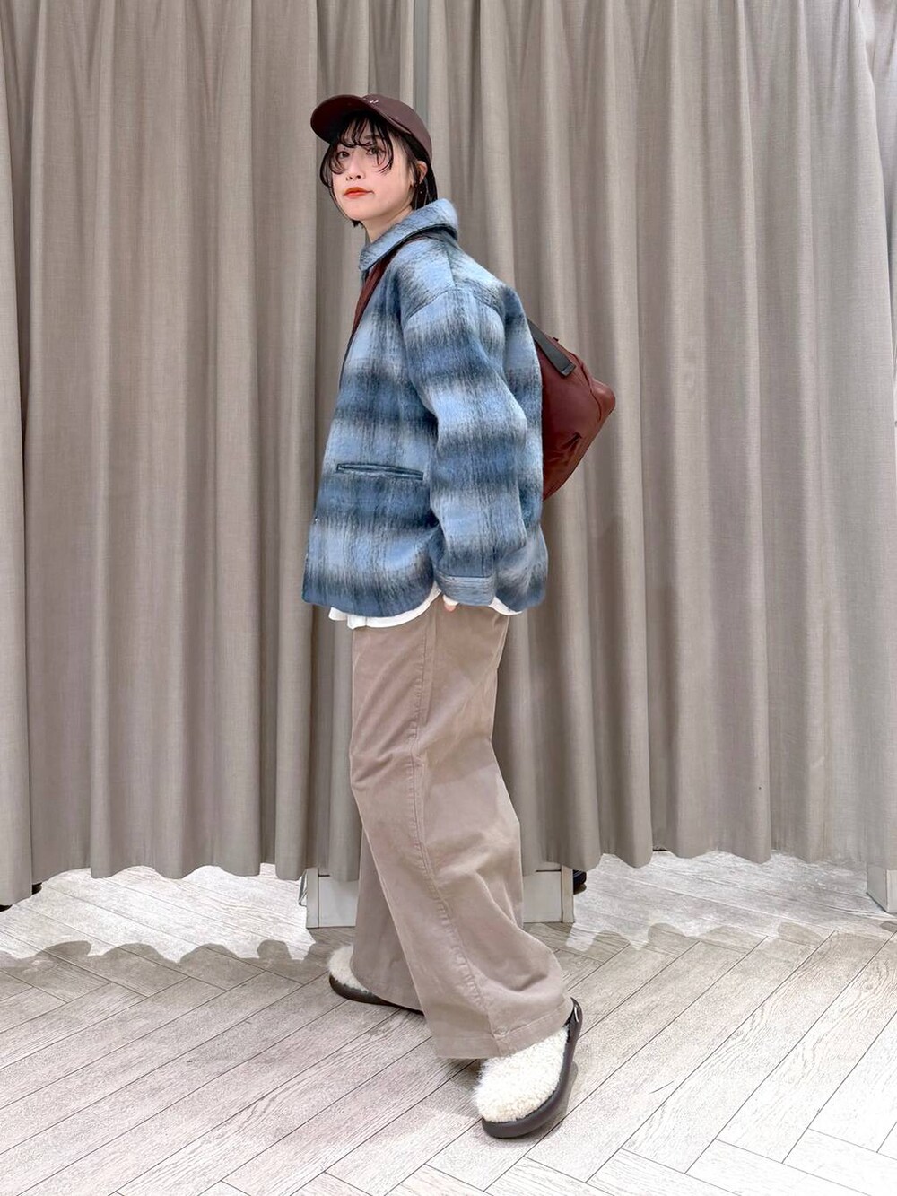 ブルー系のその他アウター、その他のサンダル、ブルー系のスウェットを着用したレディースの冬コーディネートの3枚目の写真