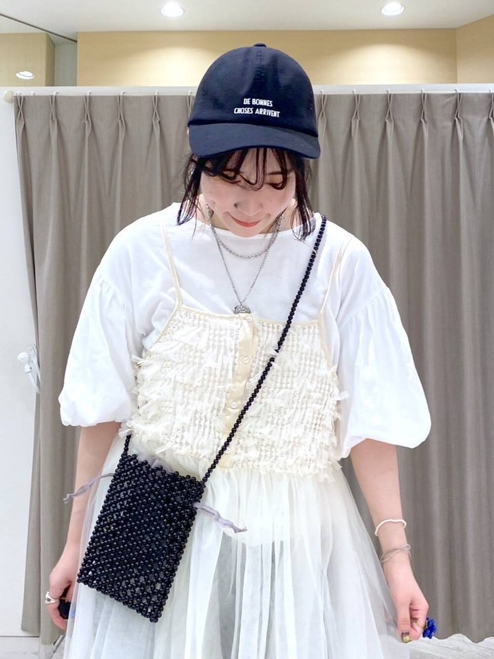 ブラック系のサンダル、その他のその他パンツ、ホワイト系のTシャツ/カットソーを着用したレディースの夏コーディネートの8枚目の写真