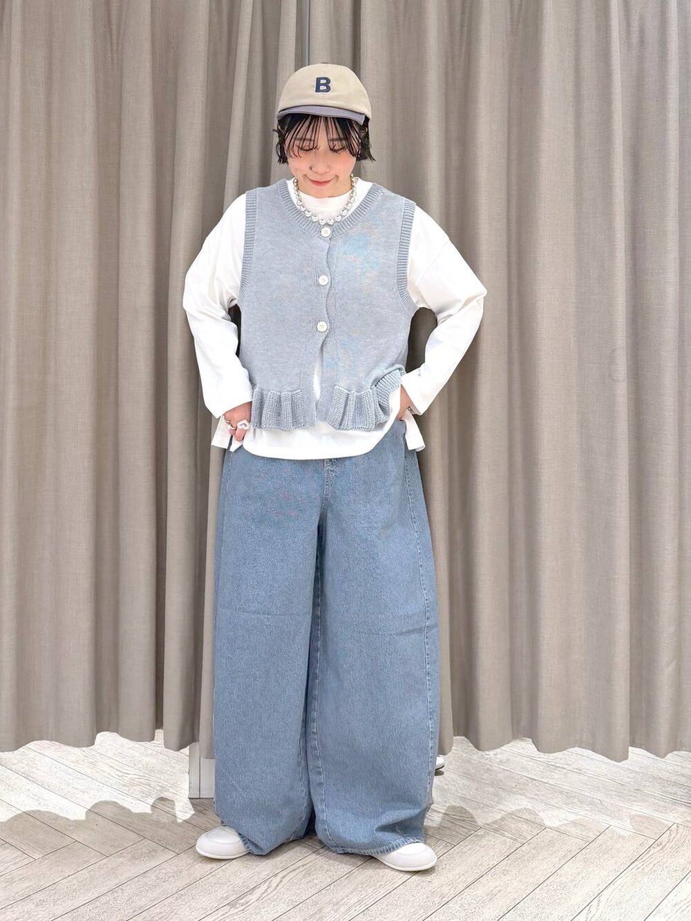 ブルー系のデニムパンツ、ブルー系のテーラードジャケット、グレー系のショルダーバッグを着用したレディースの春コーディネートの5枚目の写真