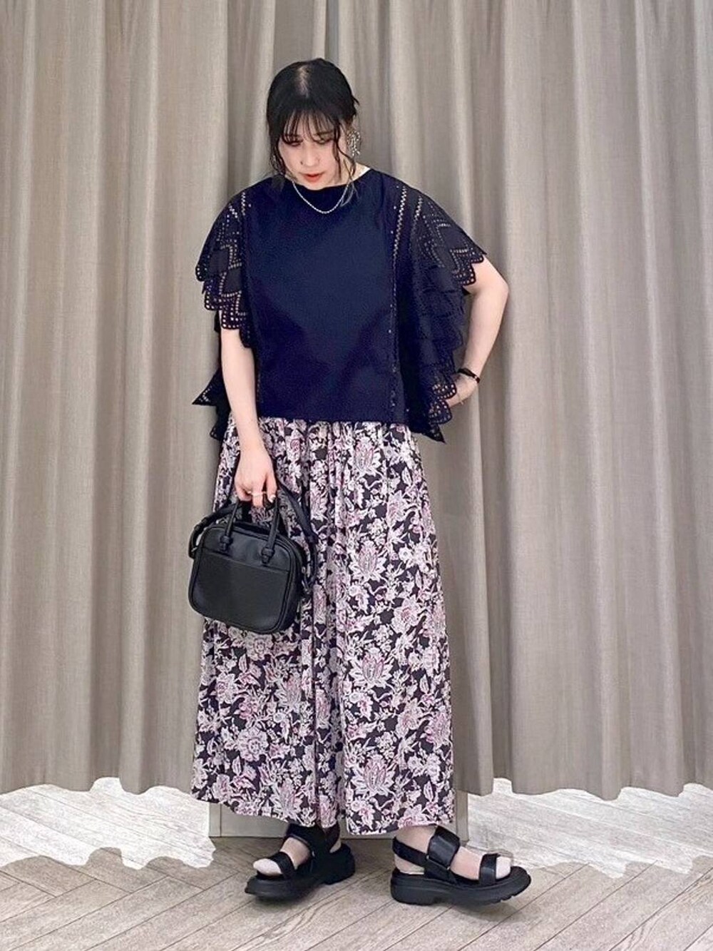 ブラック系のショルダーバッグ、ベージュ系のタンクトップ、レッド系のその他パンツを着用したレディースの夏コーディネートの2枚目の写真