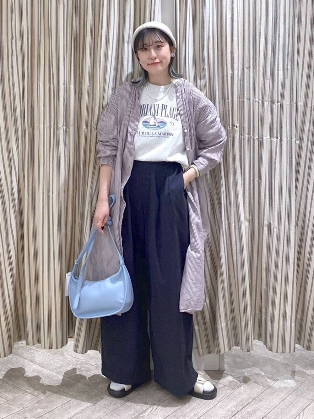 ベージュ系のサンダル、その他のTシャツ/カットソー、ブルー系のチノパンツを着用したレディースの春コーディネートの10枚目の写真