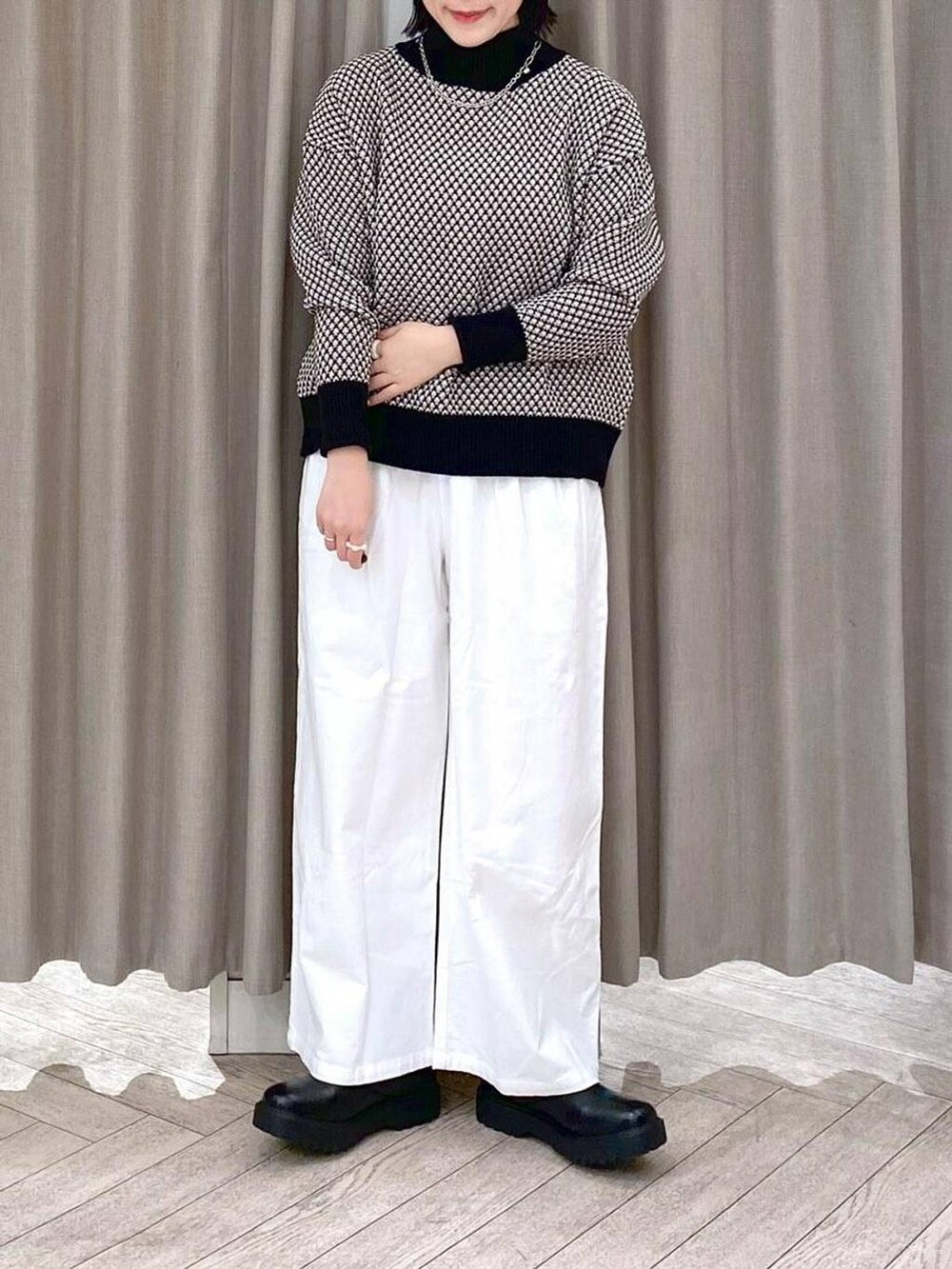 ブラック系のブーツ、その他のショルダーバッグ、その他のニット/セーターを着用したレディースの冬コーディネートの8枚目の写真