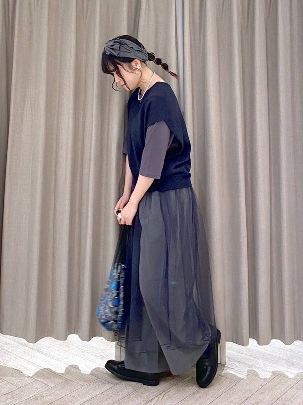 グレー系のその他パンツ、その他のTシャツ/カットソー、ブラック系のトートバッグを着用したレディースの秋コーディネートの4枚目の写真